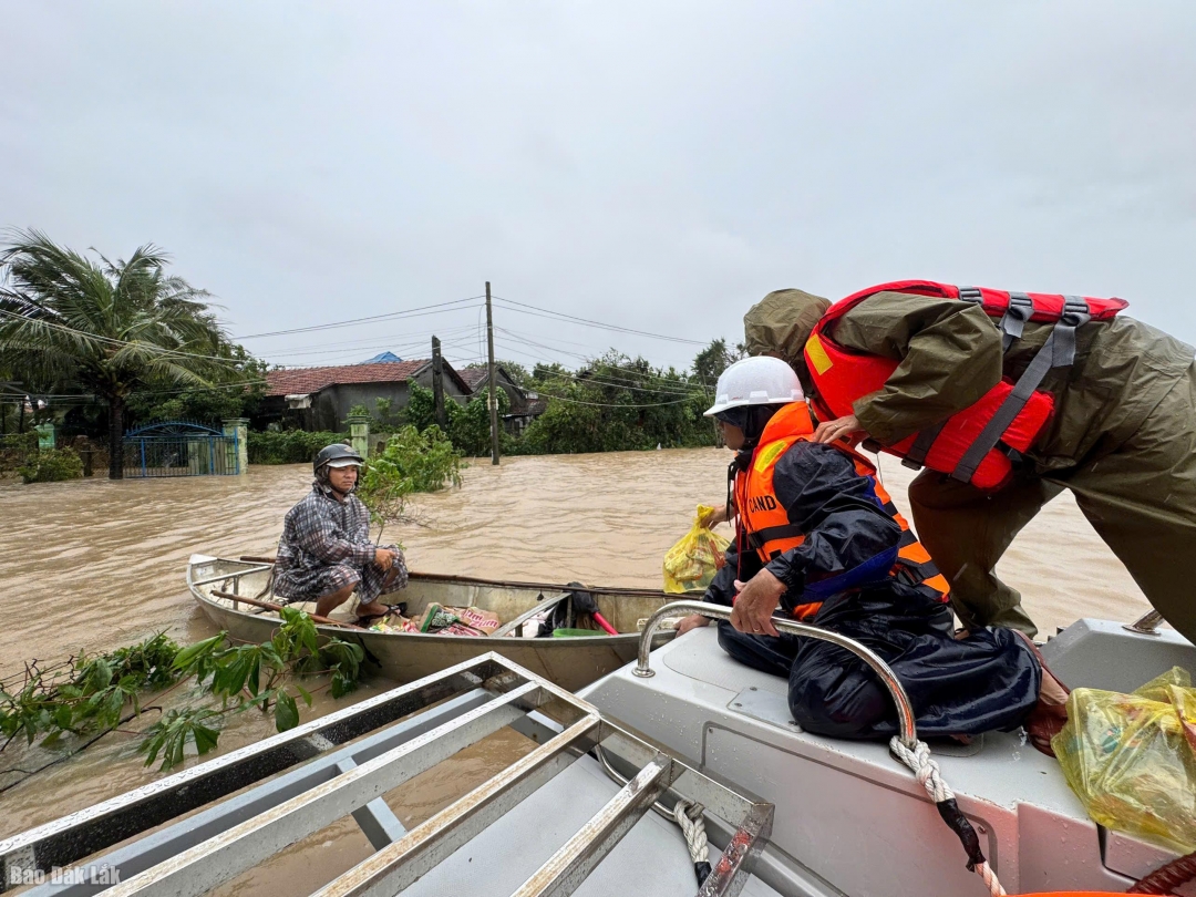 Cháu mang cơm cho bà sau lũ nhưng không thấy, mò mẫm tìm thì phát hiện chuyện đau lòng- Ảnh 3.