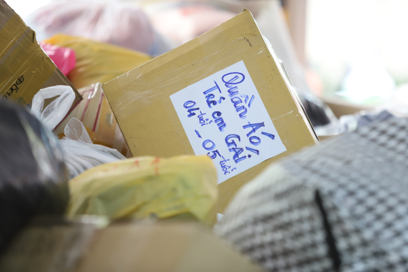 Người dân TPHCM xuyên đêm mang hàng đến Mặt trận san sẻ với đồng bào vùng lũ- Ảnh 15.