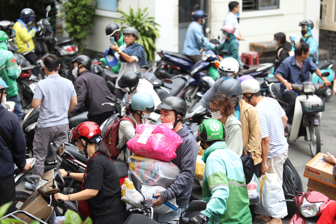 Người dân TPHCM xuyên đêm mang hàng đến Mặt trận san sẻ với đồng bào vùng lũ- Ảnh 2.