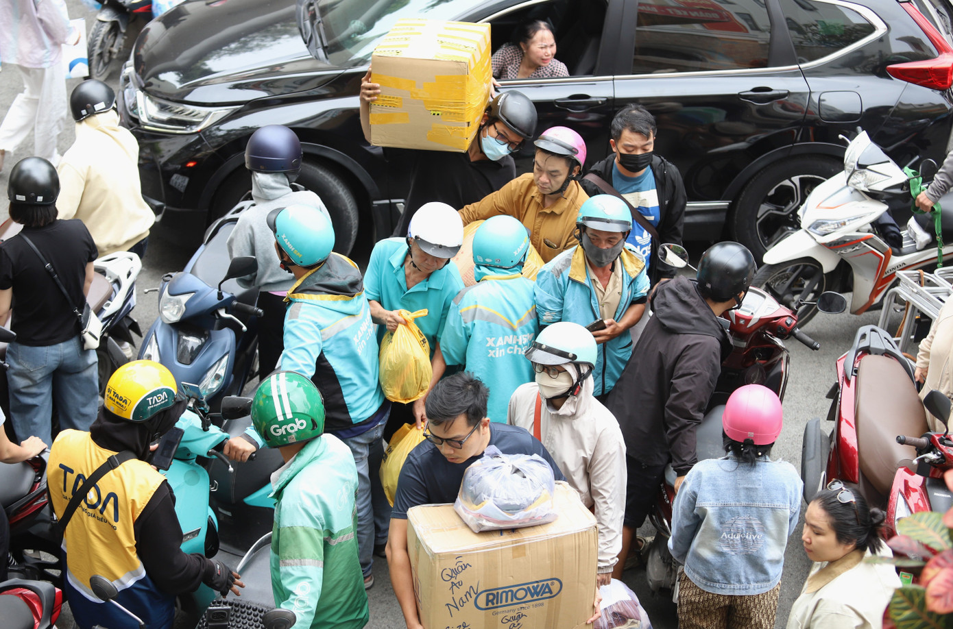 Người dân TPHCM xuyên đêm mang hàng đến Mặt trận san sẻ với đồng bào vùng lũ- Ảnh 24.