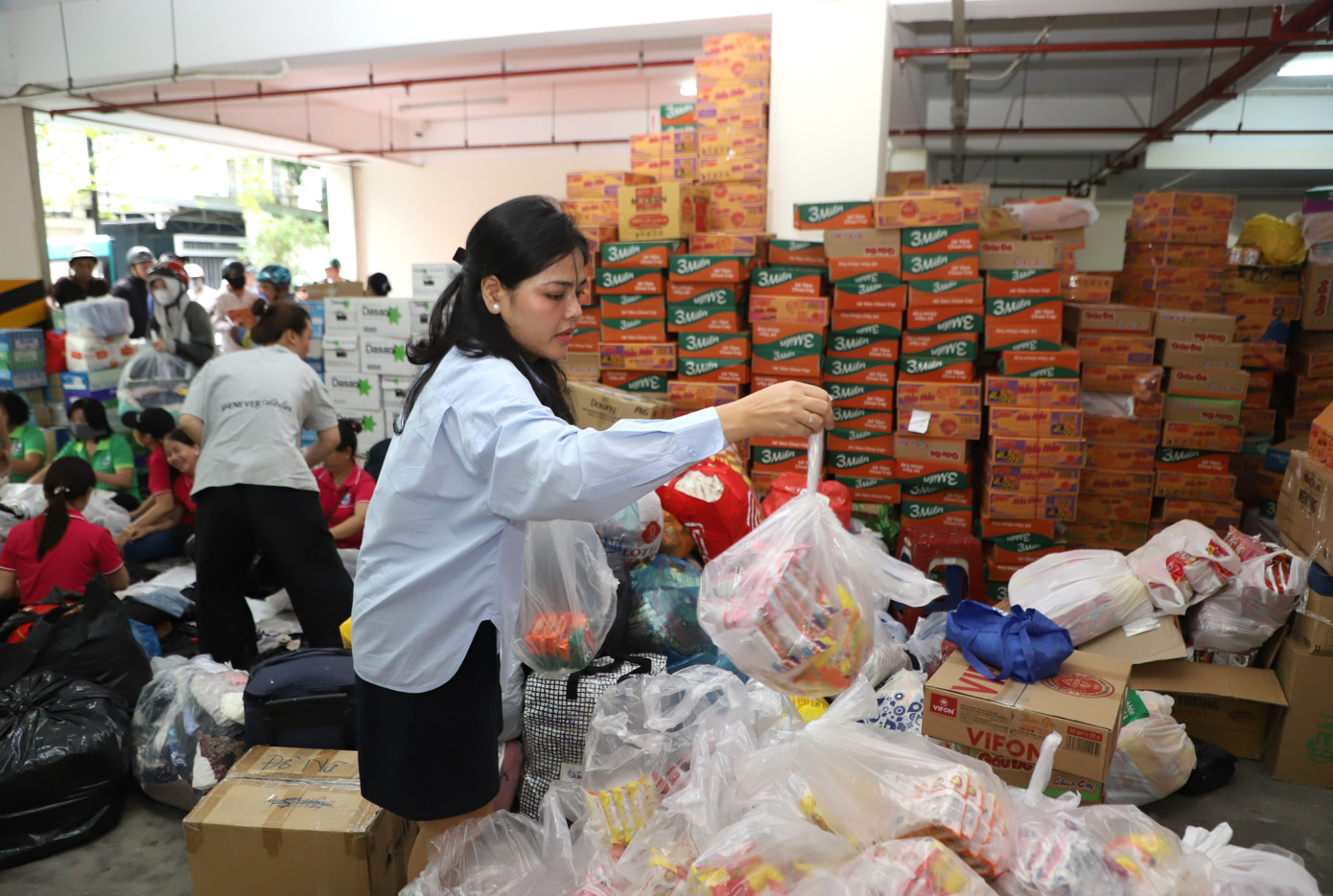 Người dân TPHCM xuyên đêm mang hàng đến Mặt trận san sẻ với đồng bào vùng lũ- Ảnh 7.