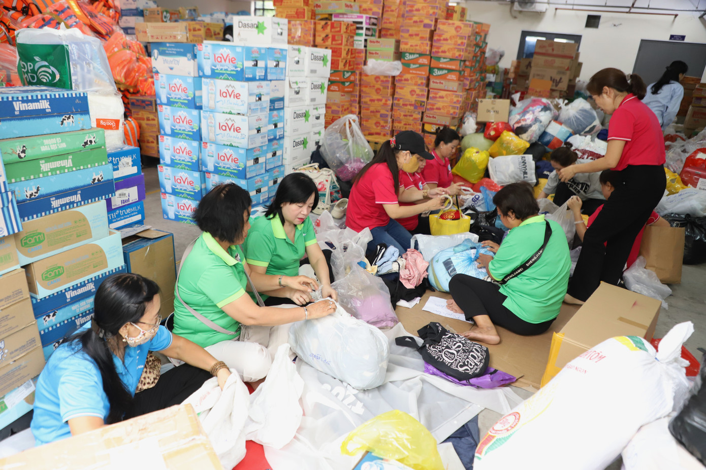 Người dân TPHCM xuyên đêm mang hàng đến Mặt trận san sẻ với đồng bào vùng lũ- Ảnh 18.