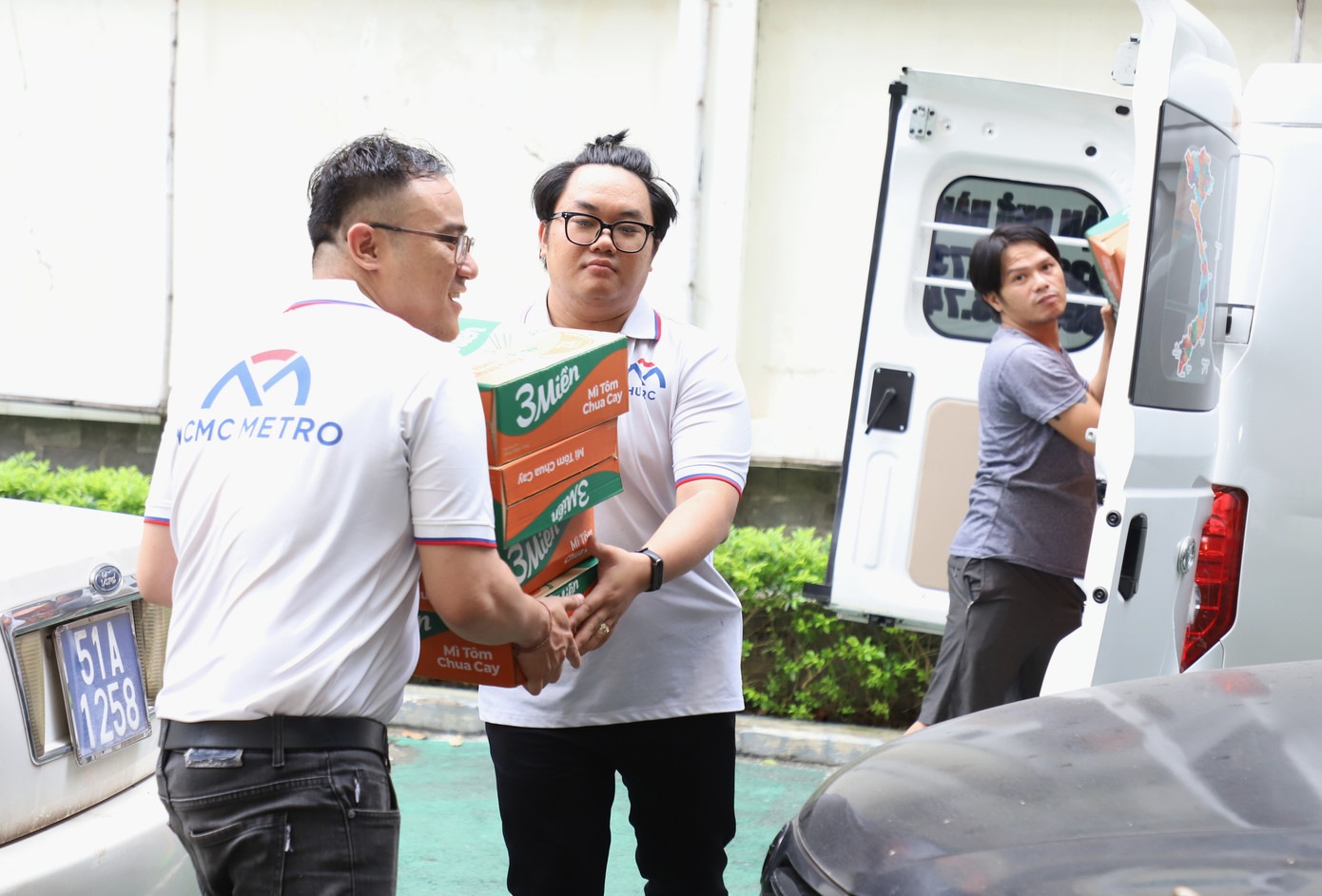 Người dân TPHCM xuyên đêm mang hàng đến Mặt trận san sẻ với đồng bào vùng lũ- Ảnh 23.