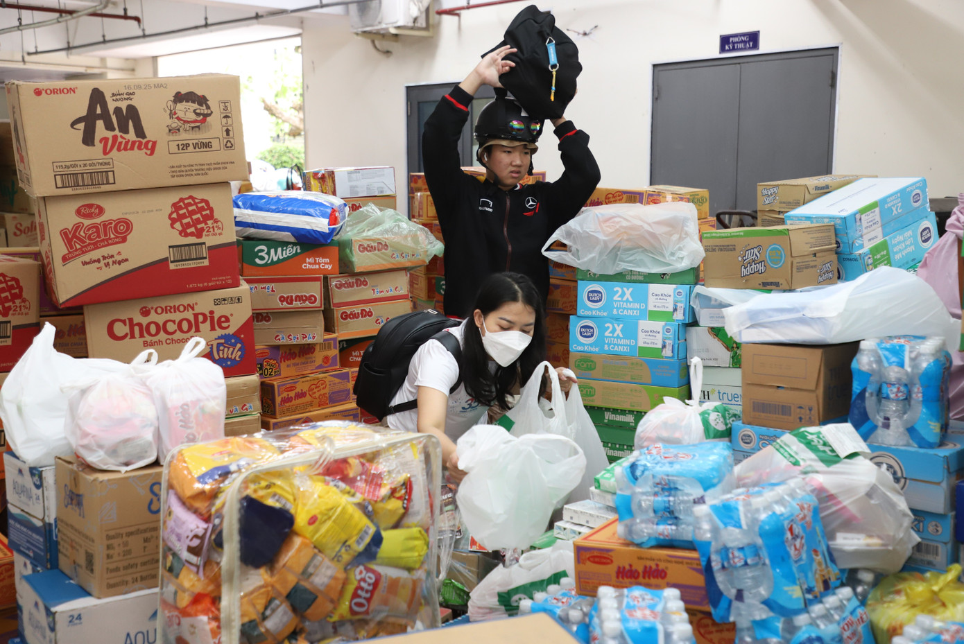 Người dân TPHCM xuyên đêm mang hàng đến Mặt trận san sẻ với đồng bào vùng lũ- Ảnh 8.