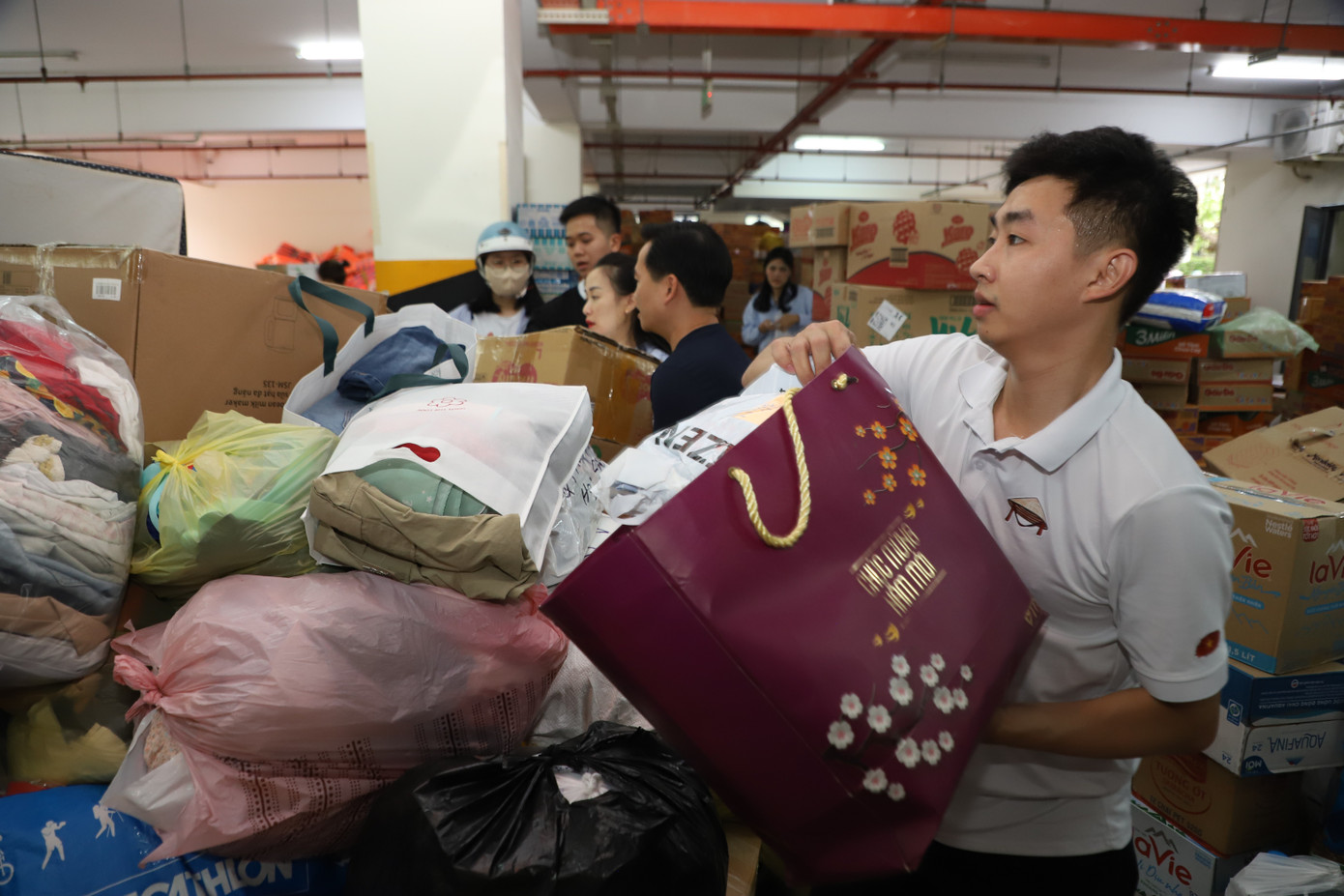 Người dân TPHCM xuyên đêm mang hàng đến Mặt trận san sẻ với đồng bào vùng lũ- Ảnh 9.