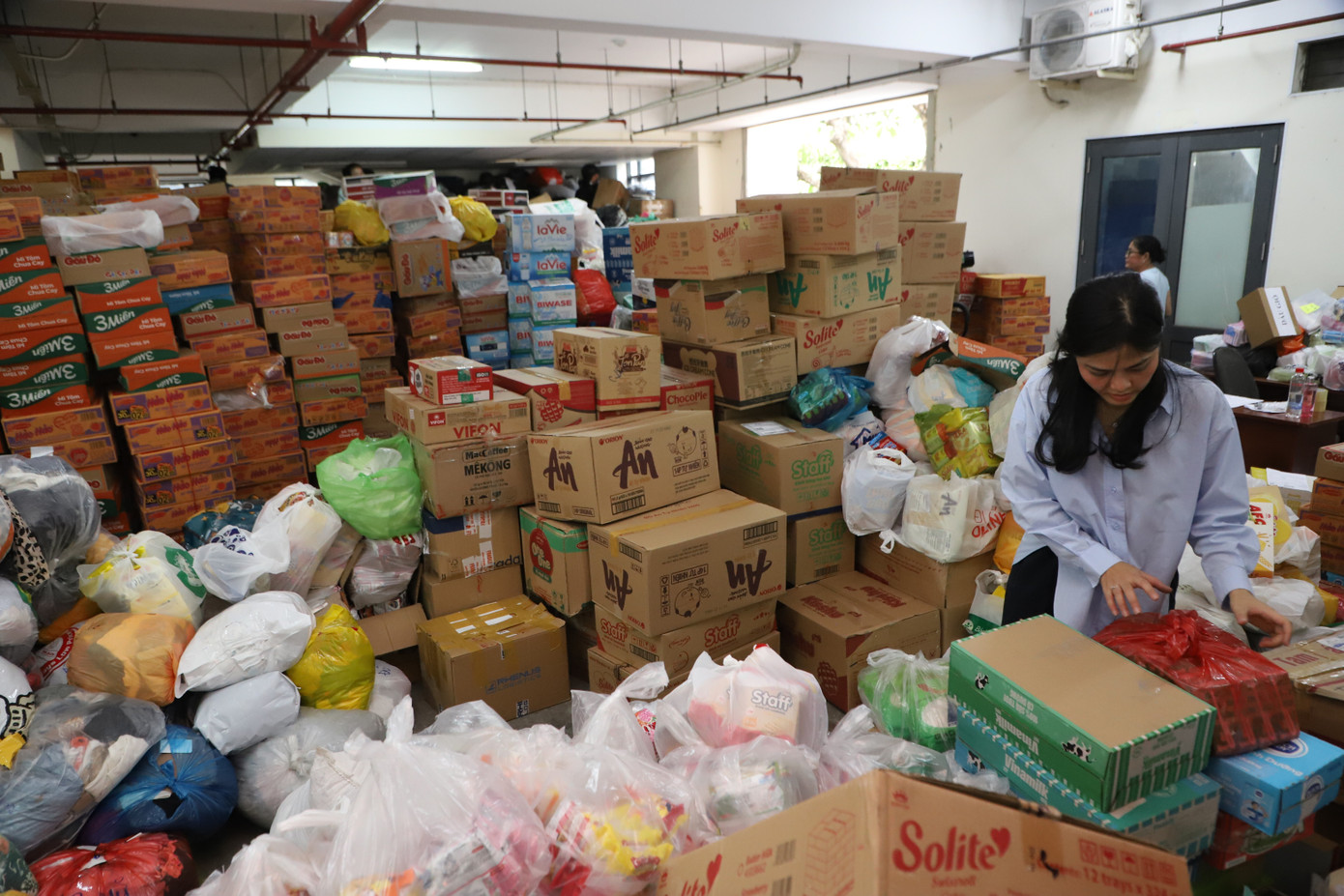 Người dân TPHCM xuyên đêm mang hàng đến Mặt trận san sẻ với đồng bào vùng lũ- Ảnh 25.