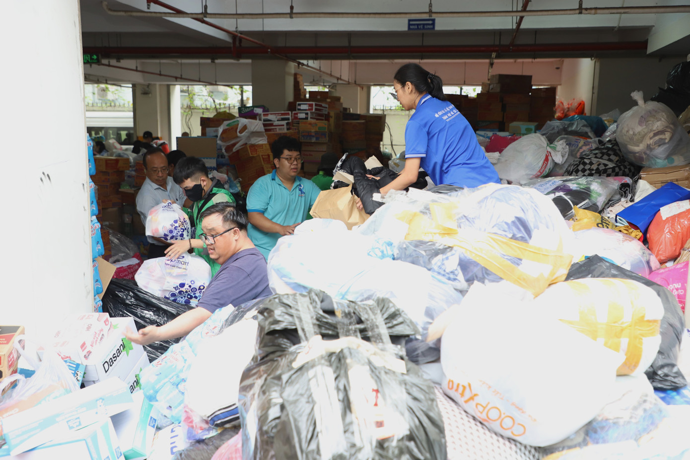 Người dân TPHCM xuyên đêm mang hàng đến Mặt trận san sẻ với đồng bào vùng lũ- Ảnh 26.