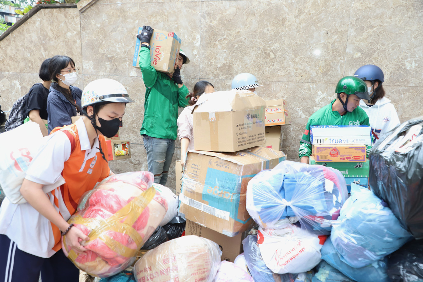 Người dân TPHCM xuyên đêm mang hàng đến Mặt trận san sẻ với đồng bào vùng lũ- Ảnh 1.