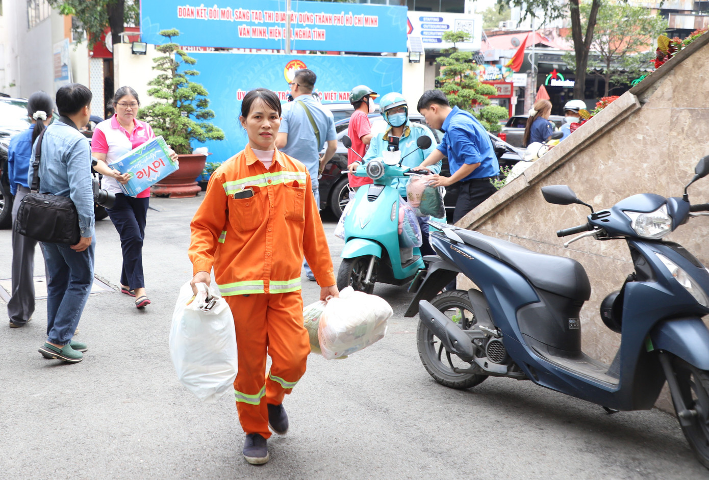 Người dân TPHCM xuyên đêm mang hàng đến Mặt trận san sẻ với đồng bào vùng lũ- Ảnh 22.