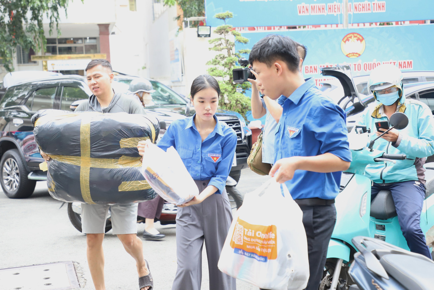 Người dân TPHCM xuyên đêm mang hàng đến Mặt trận san sẻ với đồng bào vùng lũ- Ảnh 11.