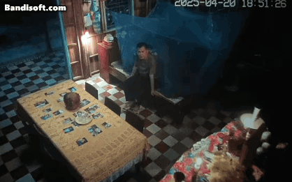 Cảnh người đàn ông miền Tây khóc lóc cầu xin 1 điều qua camera khiến hàng triệu người không thở nổi