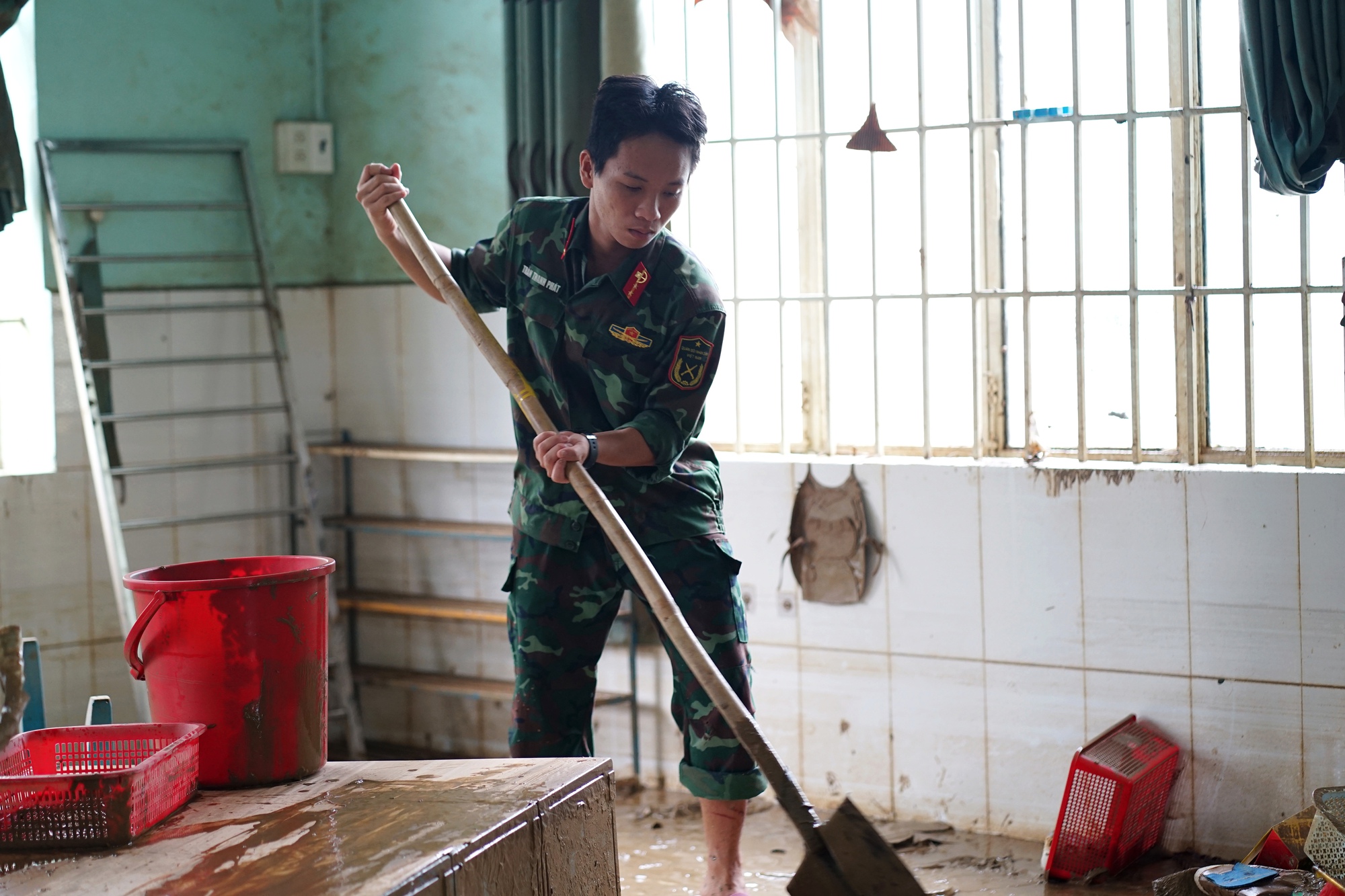 Nhà cửa ngập bùn, trường học tan hoang sau mưa lũ kinh hoàng: Gần 200 chiến sĩ giúp người dân Nha Trang ổn định cuộc sống- Ảnh 3.