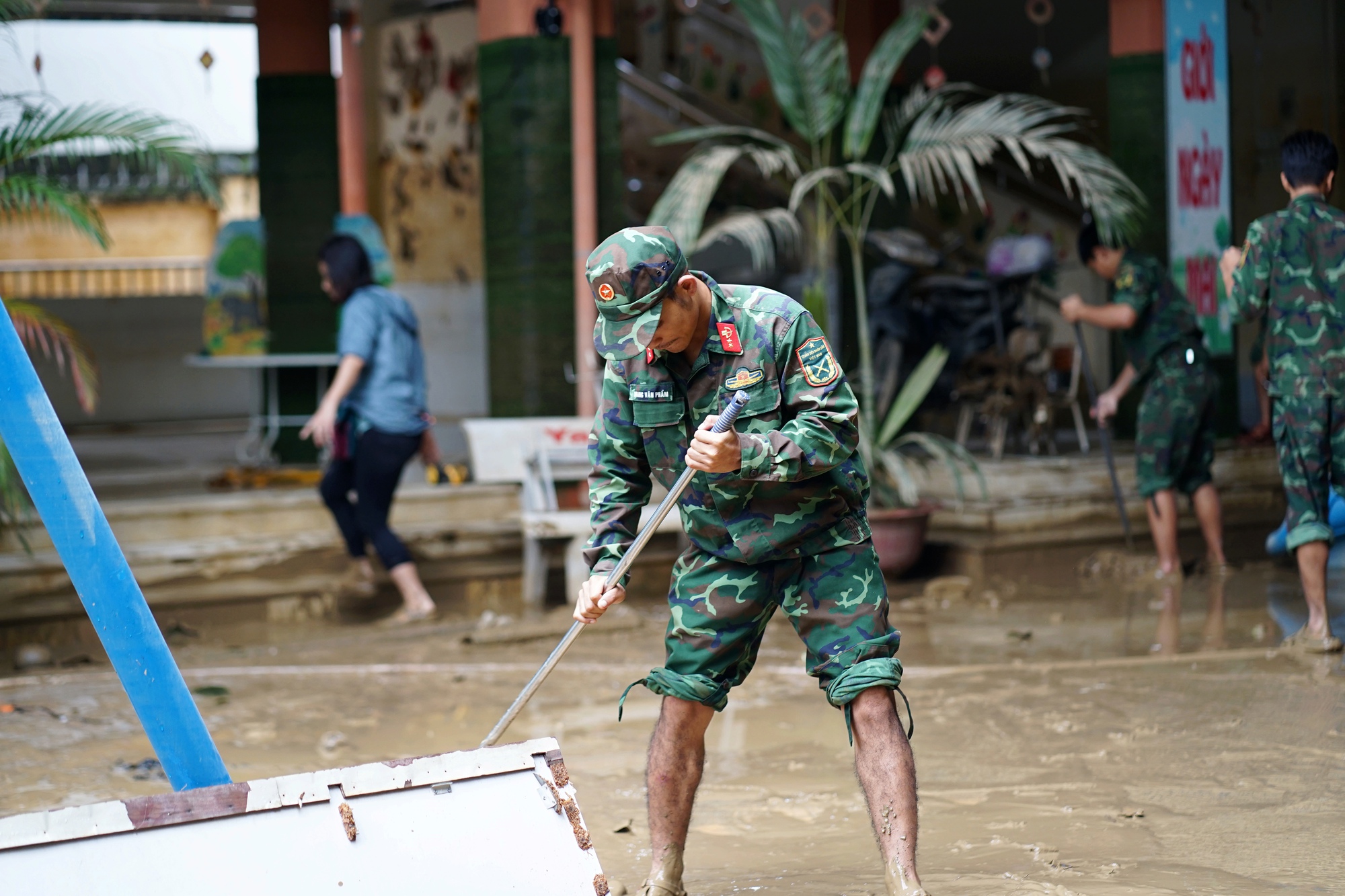 Nhà cửa ngập bùn, trường học tan hoang sau mưa lũ kinh hoàng: Gần 200 chiến sĩ giúp người dân Nha Trang ổn định cuộc sống- Ảnh 5.