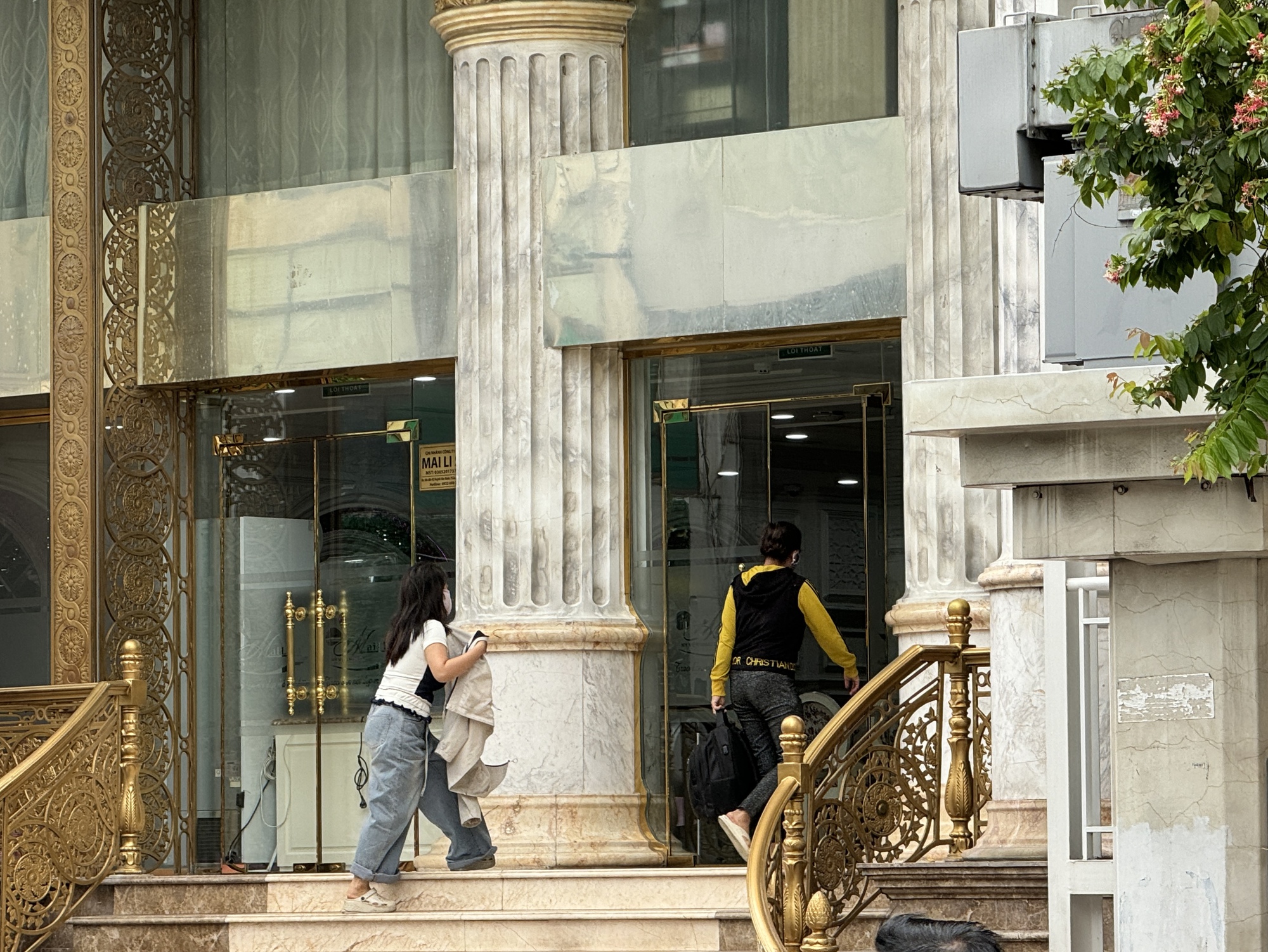 Cảnh tượng tại Thẩm mỹ viện Mailisa TP.HCM sáng 22/11: Ai đi ngang qua cũng ngoái nhìn- Ảnh 9.