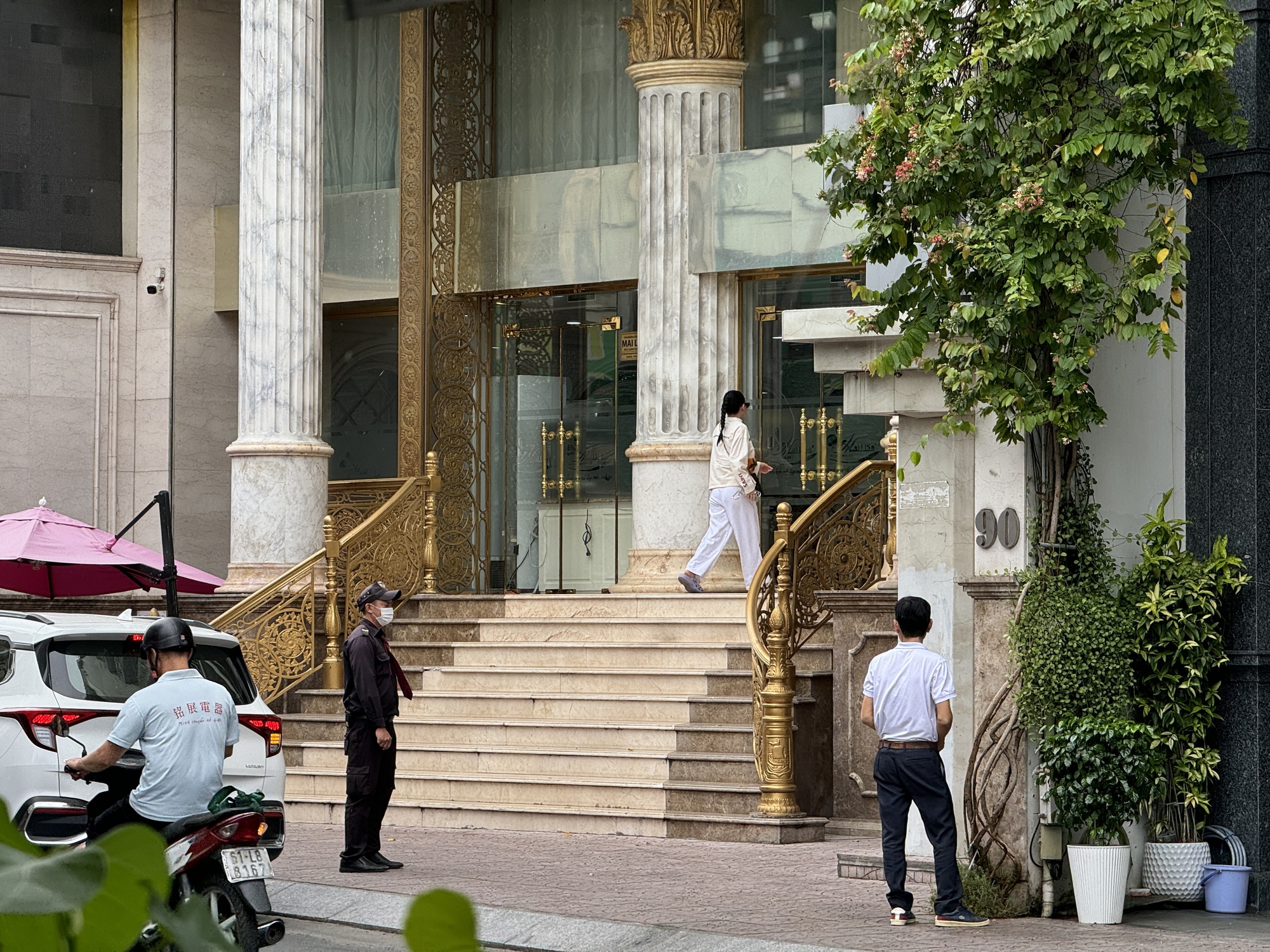 Cảnh tượng tại Thẩm mỹ viện Mailisa TP.HCM sáng 22/11: Ai đi ngang qua cũng ngoái nhìn- Ảnh 10.