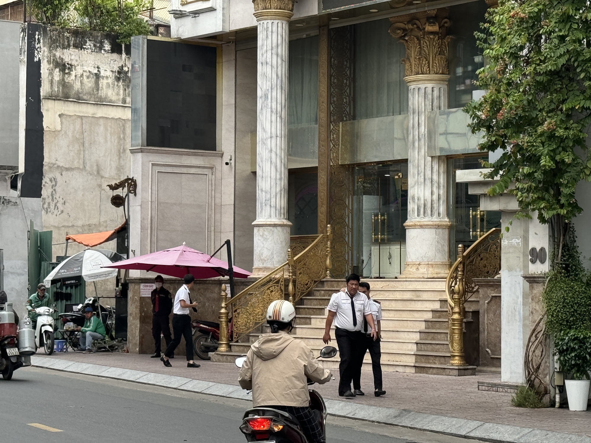 Cảnh tượng tại Thẩm mỹ viện Mailisa TP.HCM sáng 22/11: Ai đi ngang qua cũng ngoái nhìn- Ảnh 2.