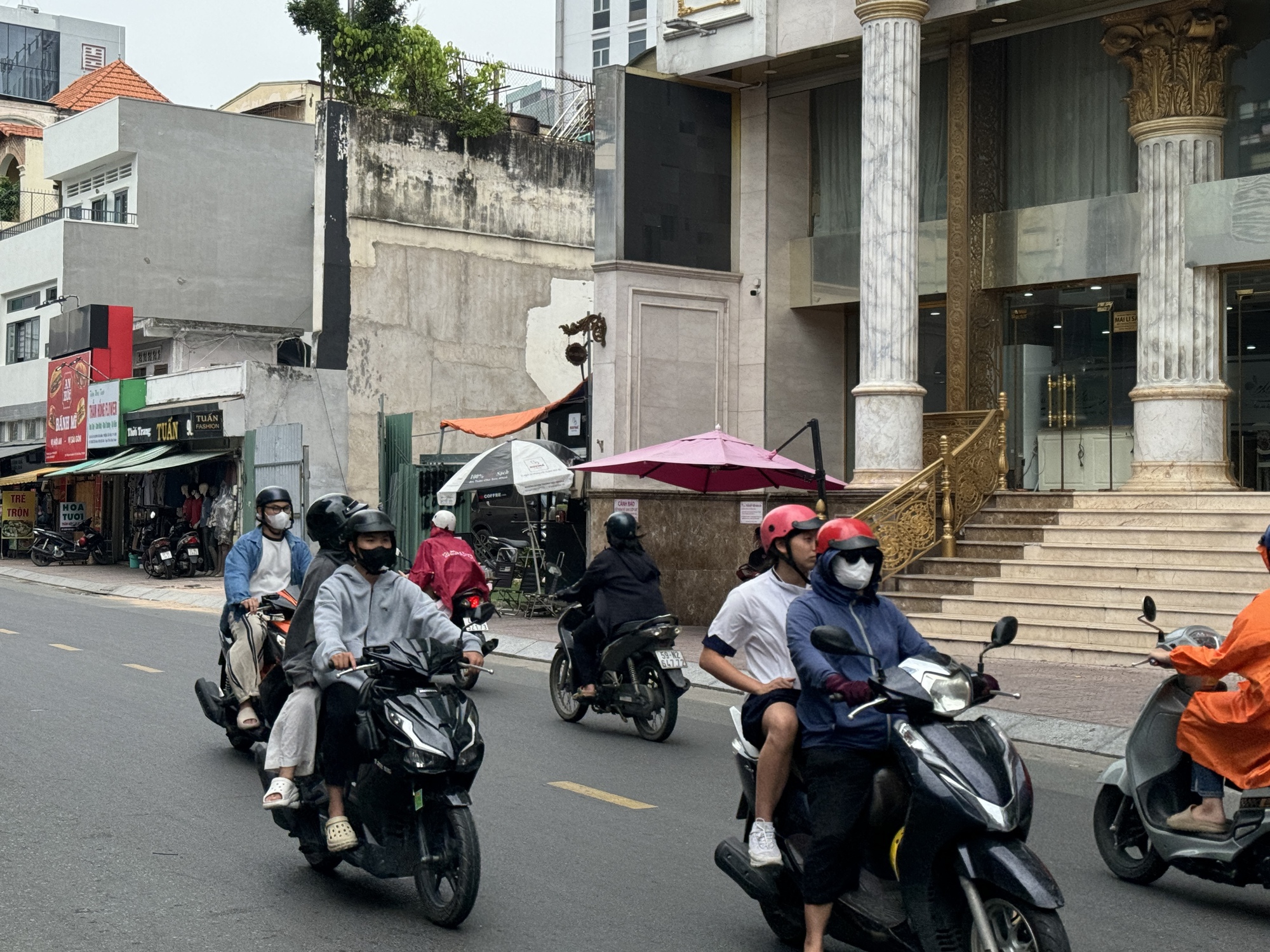 Cảnh tượng tại Thẩm mỹ viện Mailisa TP.HCM sáng 22/11: Ai đi ngang qua cũng ngoái nhìn- Ảnh 3.