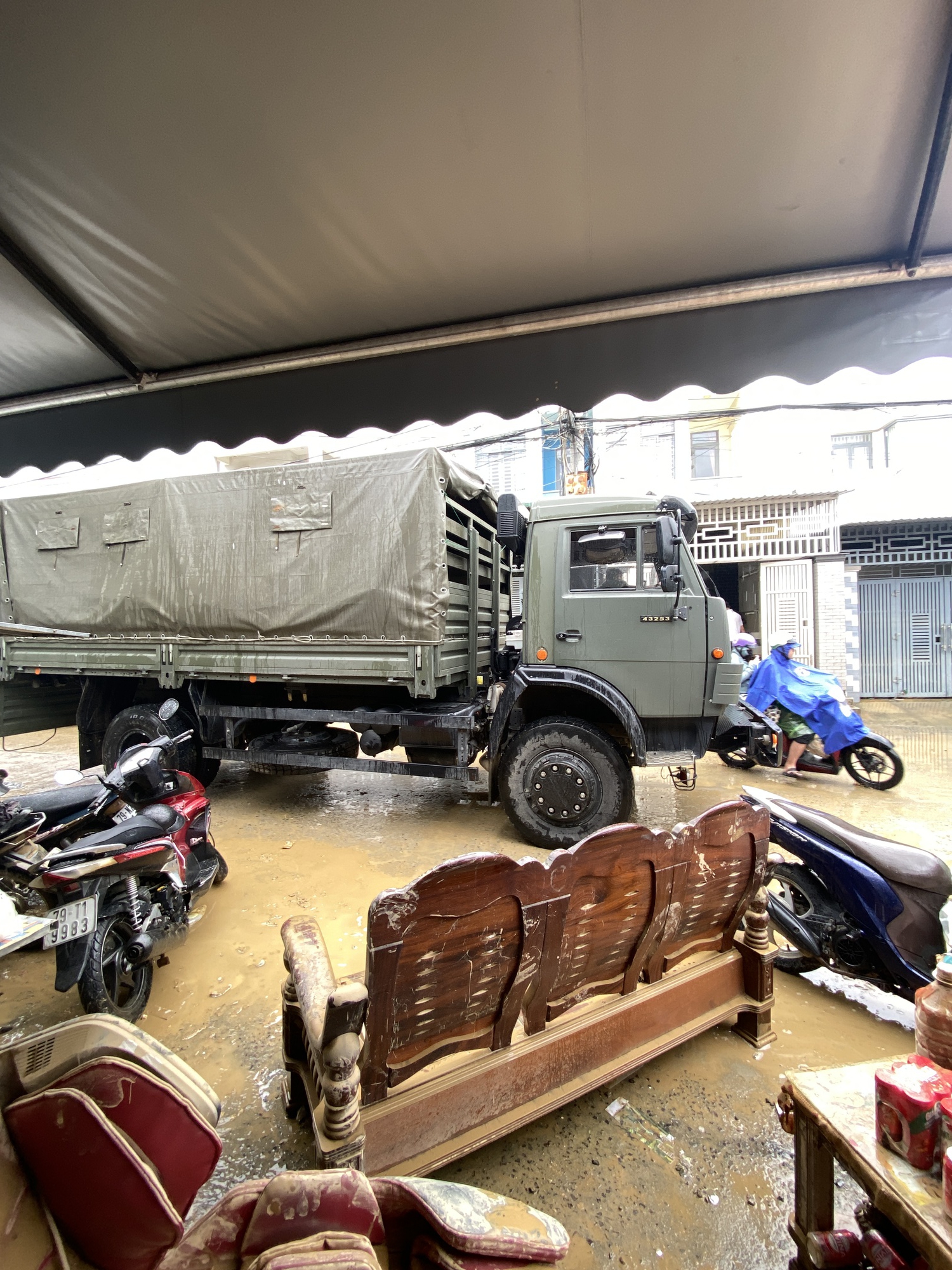 Nhà cửa ngập bùn, trường học tan hoang sau mưa lũ kinh hoàng: Gần 200 chiến sĩ giúp người dân Nha Trang ổn định cuộc sống- Ảnh 1.