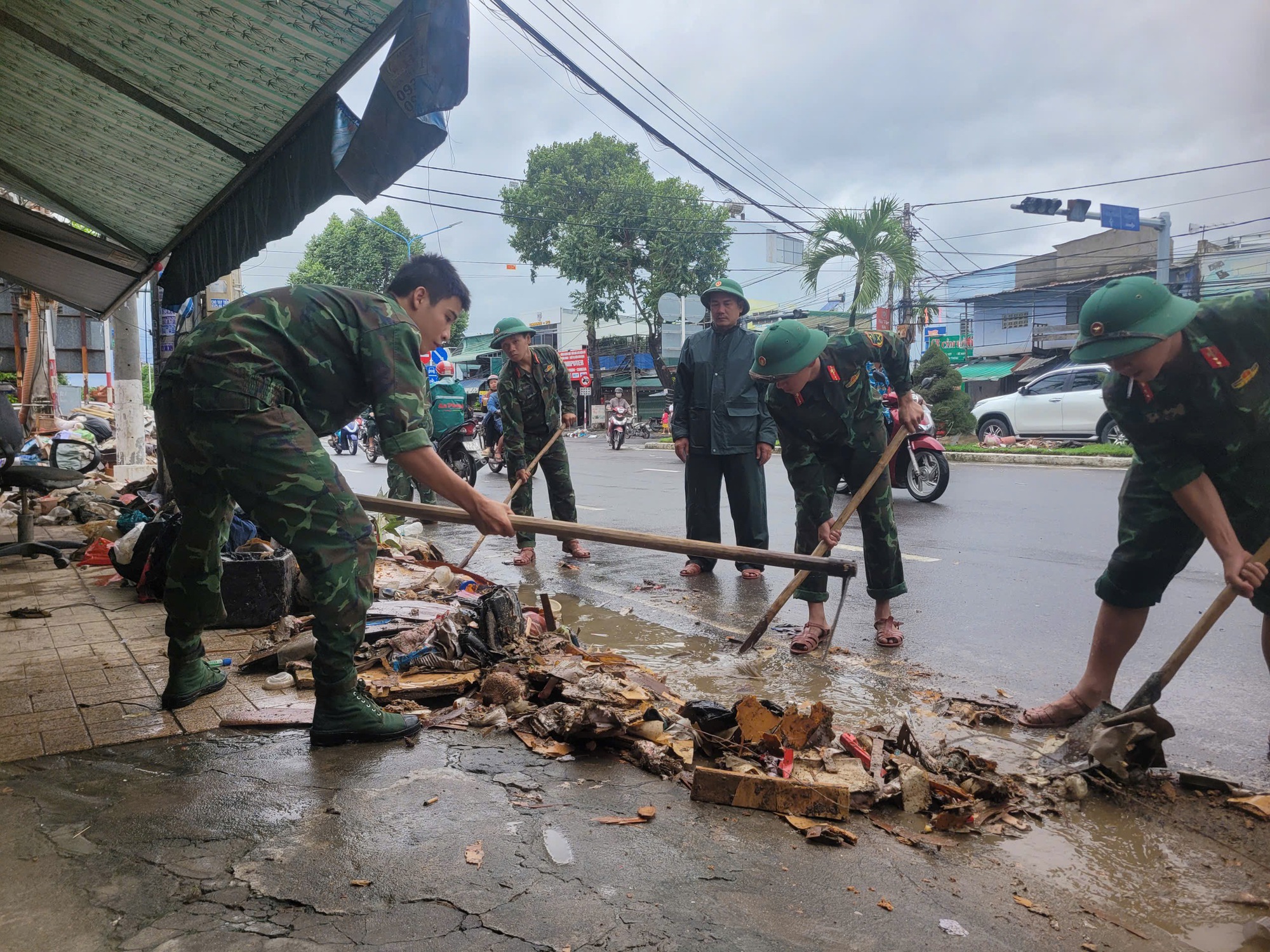 Nhà cửa ngập bùn, trường học tan hoang sau mưa lũ kinh hoàng: Gần 200 chiến sĩ giúp người dân Nha Trang ổn định cuộc sống- Ảnh 2.