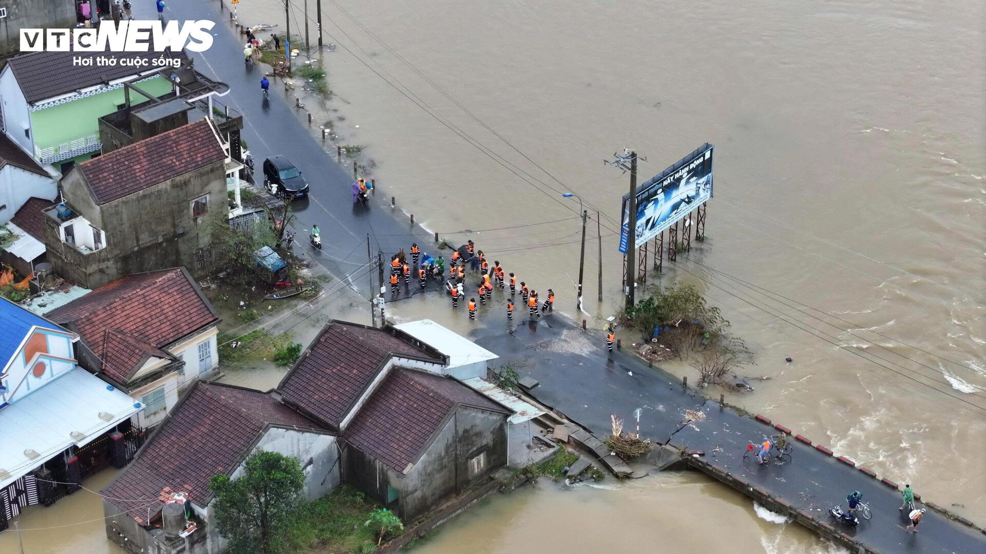 Biển nước mênh mông ở vùng rốn lũ Đắk Lắk nhìn từ trên cao- Ảnh 2.