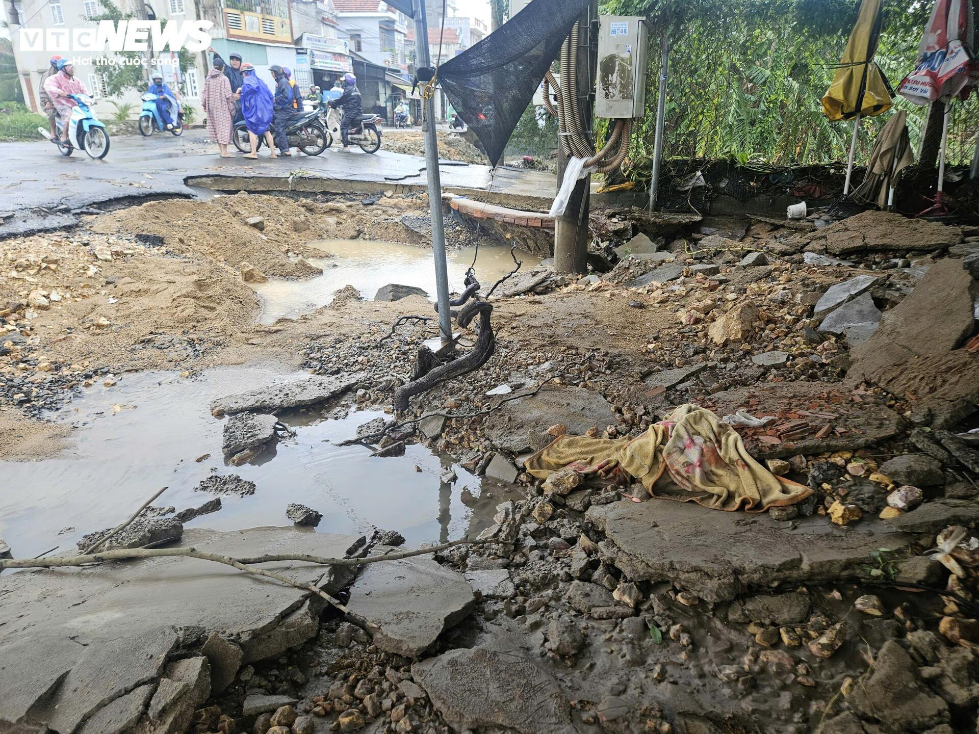 Biển nước mênh mông ở vùng rốn lũ Đắk Lắk nhìn từ trên cao- Ảnh 6.