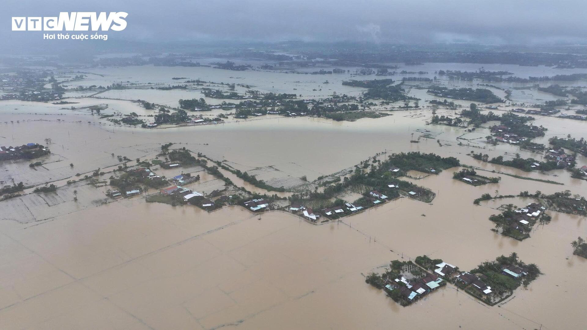 Biển nước mênh mông ở vùng rốn lũ Đắk Lắk nhìn từ trên cao- Ảnh 7.