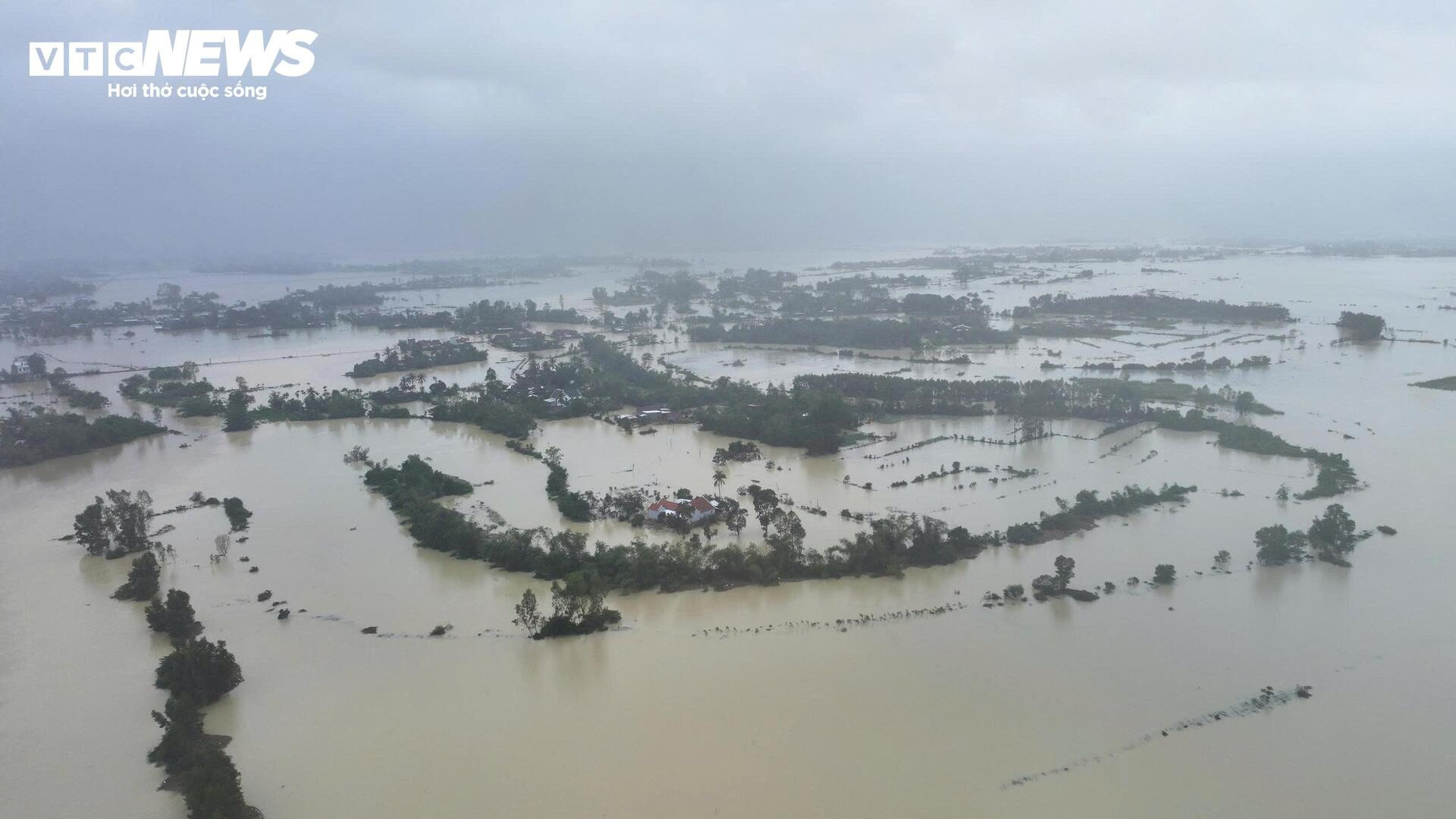 Biển nước mênh mông ở vùng rốn lũ Đắk Lắk nhìn từ trên cao- Ảnh 4.