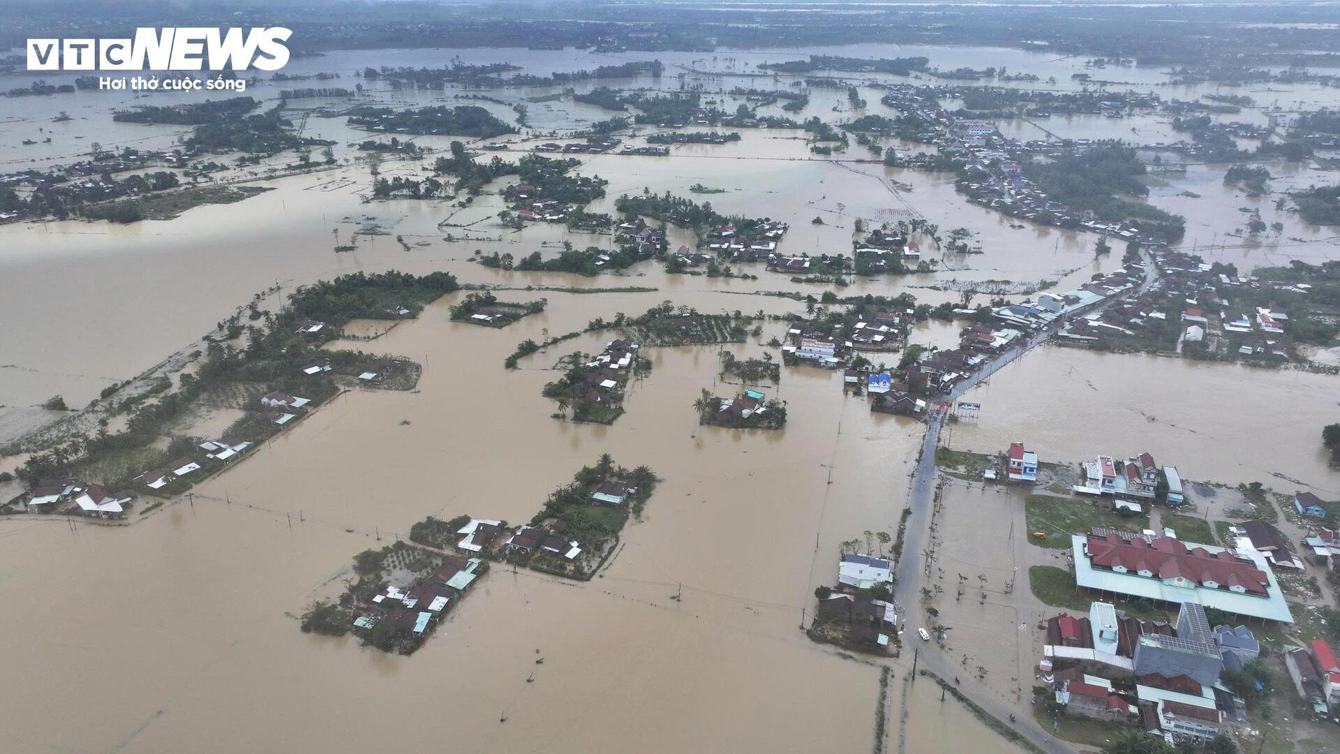 Biển nước mênh mông ở vùng rốn lũ Đắk Lắk nhìn từ trên cao- Ảnh 1.