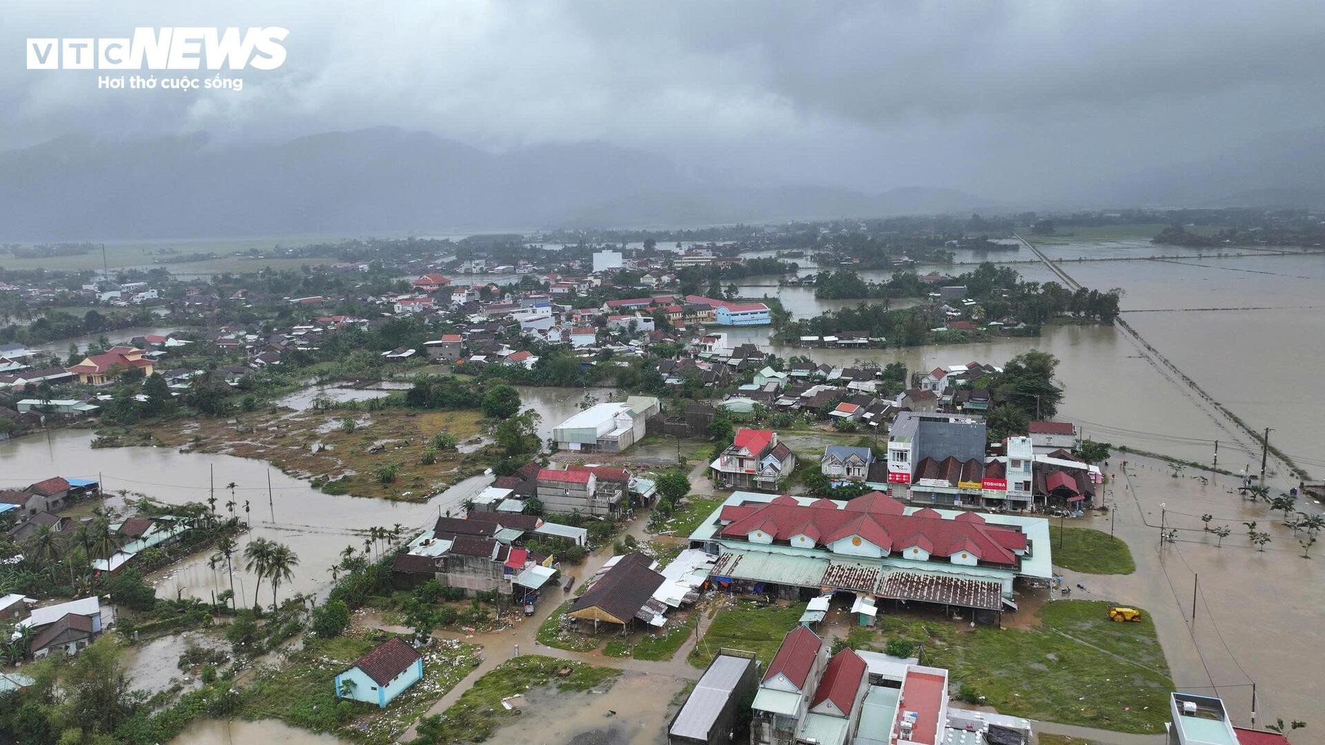 Biển nước mênh mông ở vùng rốn lũ Đắk Lắk nhìn từ trên cao- Ảnh 3.