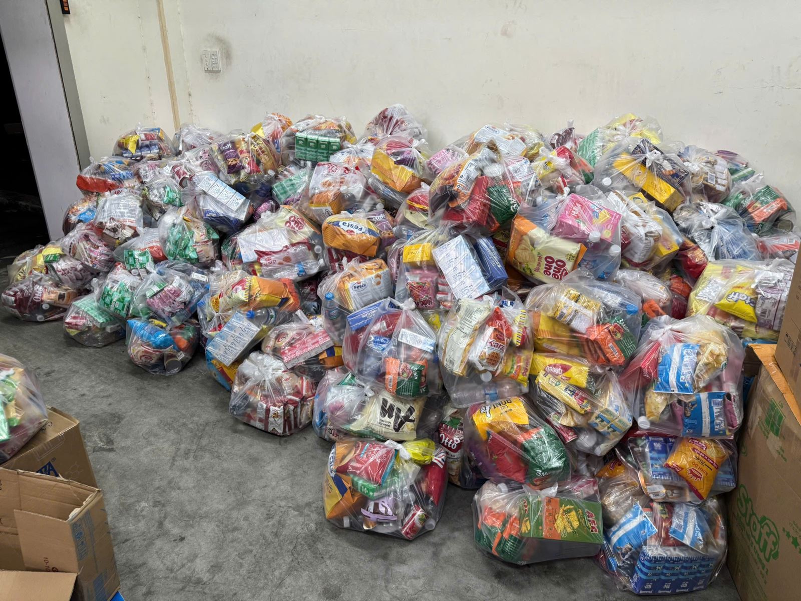 TP Hồ Chí Minh vận chuyển gấp 15 tấn nhu yếu phẩm đến Khánh Hòa trong đêm 21/11- Ảnh 3.