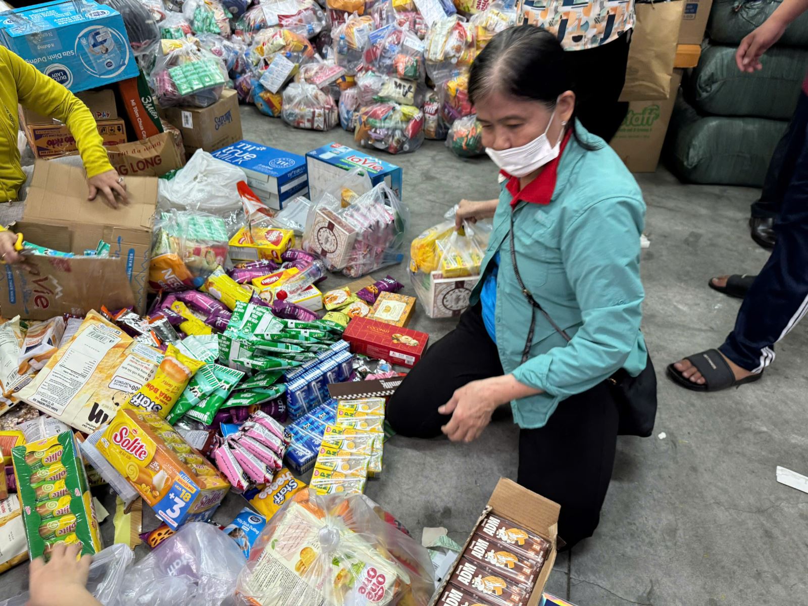 TP Hồ Chí Minh vận chuyển gấp 15 tấn nhu yếu phẩm đến Khánh Hòa trong đêm 21/11- Ảnh 2.