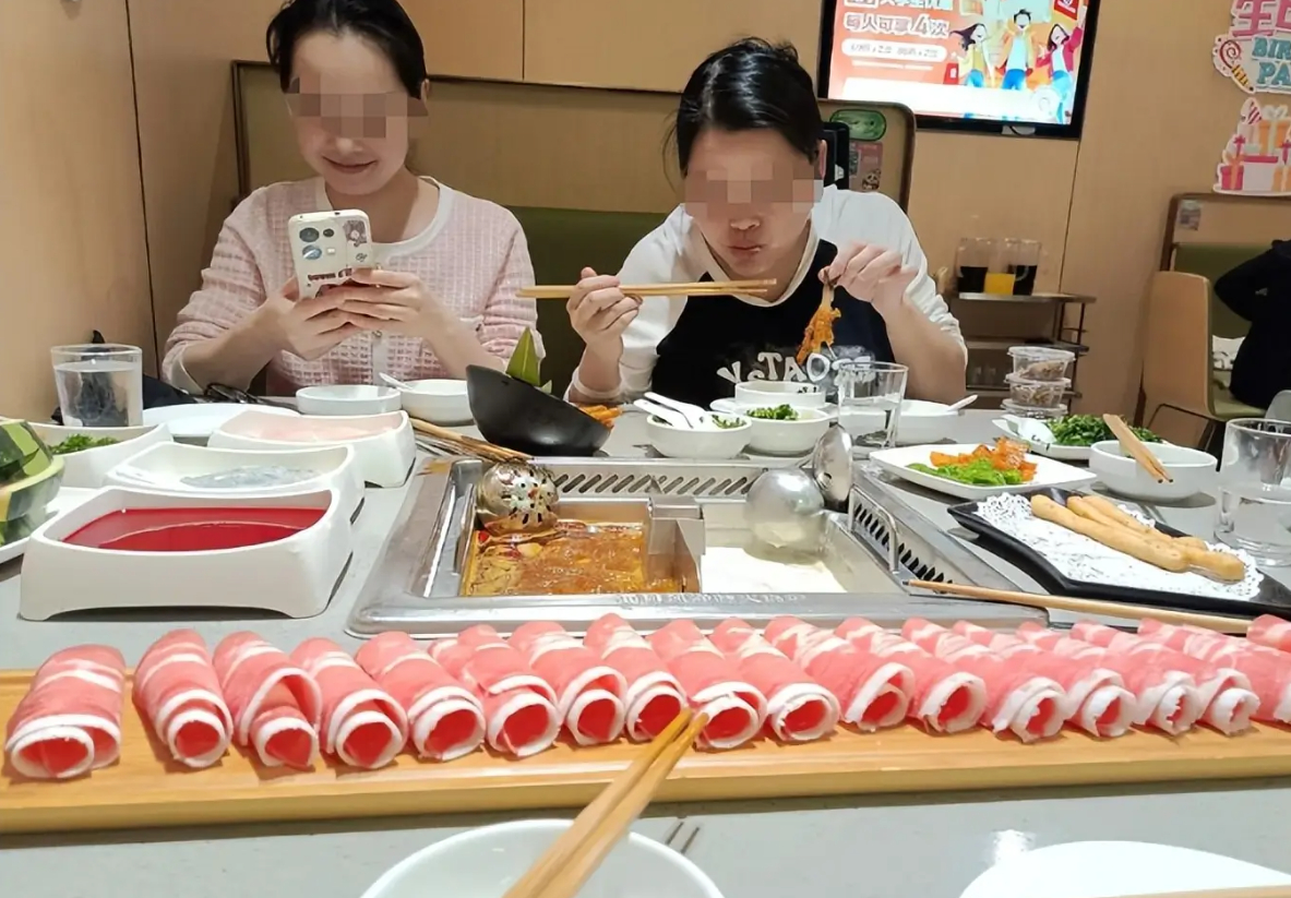 Đây là bữa ăn "bóc trần" cả một gia đình: Người bố lên mạng khóc lóc, dân mạng lắc đầu ngán ngẩm- Ảnh 2.