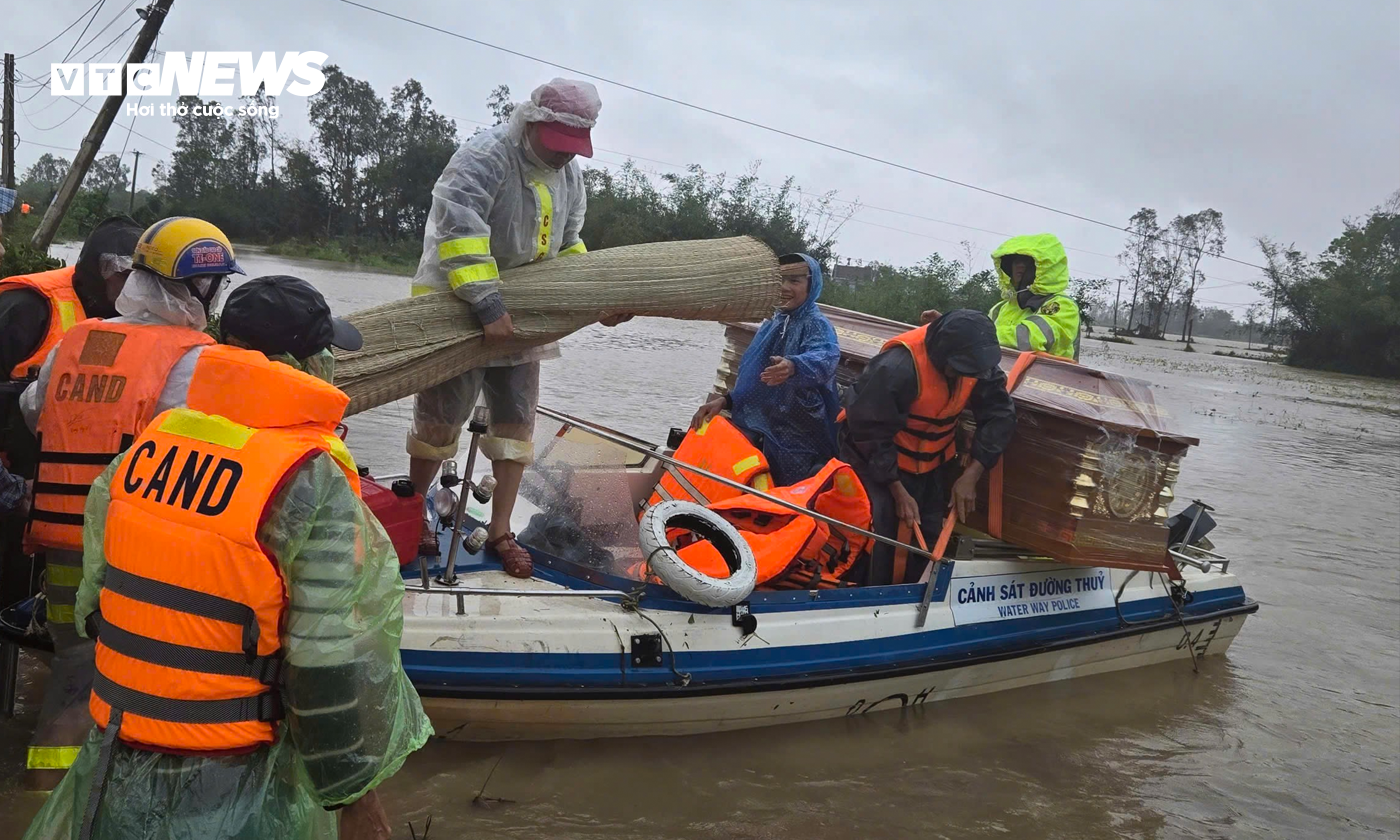 Mưa lũ khiến 68 người chết và mất tích, 28.460 nhà ngập, thiệt hại 8.980 tỷ đồng- Ảnh 1.