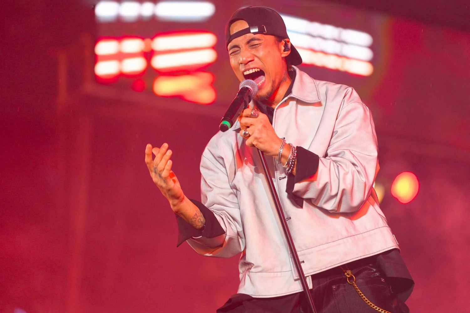 Nam ca sĩ gặp biến cố, cắt liên lạc với vợ con, vào chùa tu, ngày ngày quét sơn tường, tuổi 40 ra sao?- Ảnh 1.