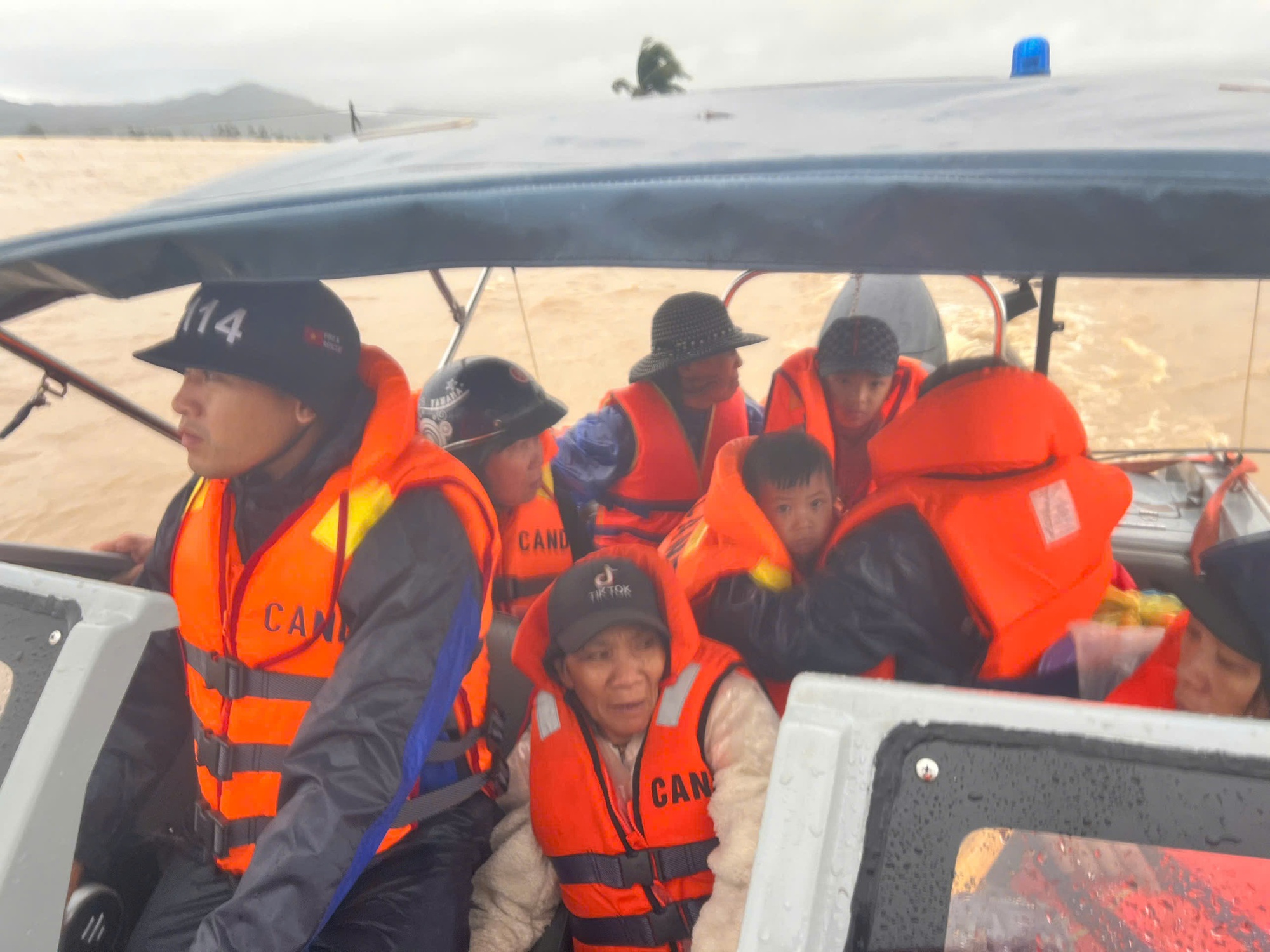 CLIP: Cận cảnh dỡ từng mái tôn, viên ngói cứu người dân trong lũ dữ- Ảnh 2.