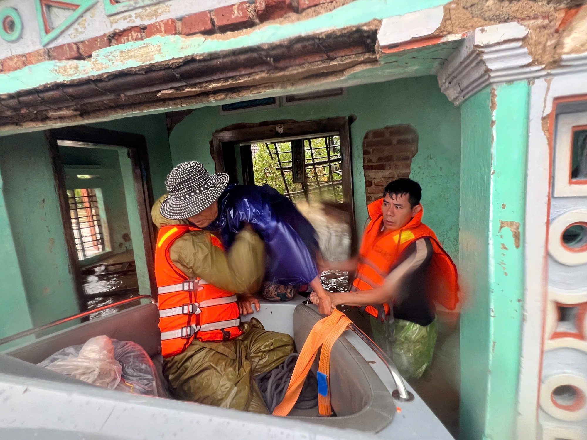 CLIP: Cận cảnh dỡ từng mái tôn, viên ngói cứu người dân trong lũ dữ- Ảnh 3.