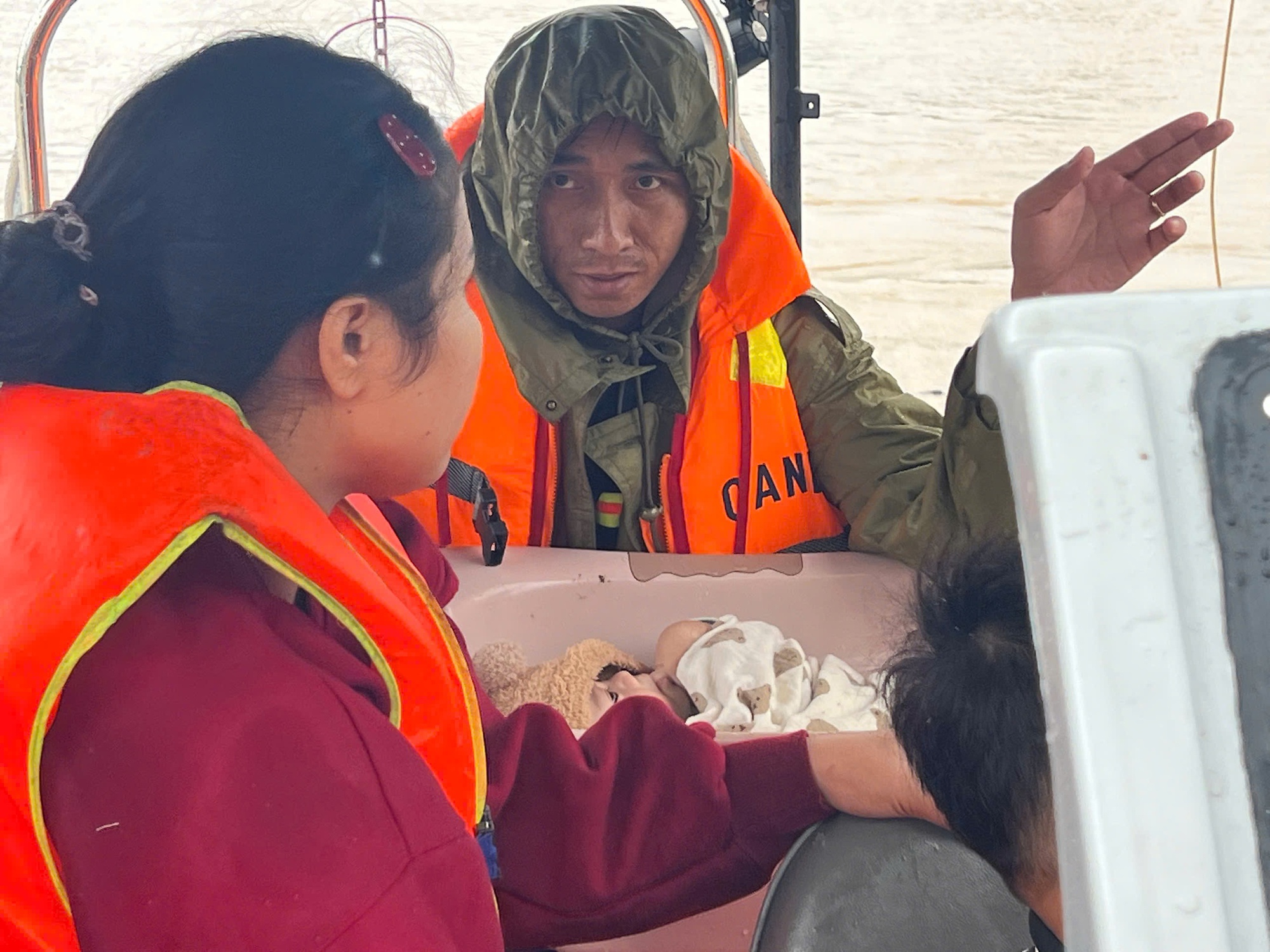 CLIP: Cận cảnh dỡ từng mái tôn, viên ngói cứu người dân trong lũ dữ- Ảnh 4.