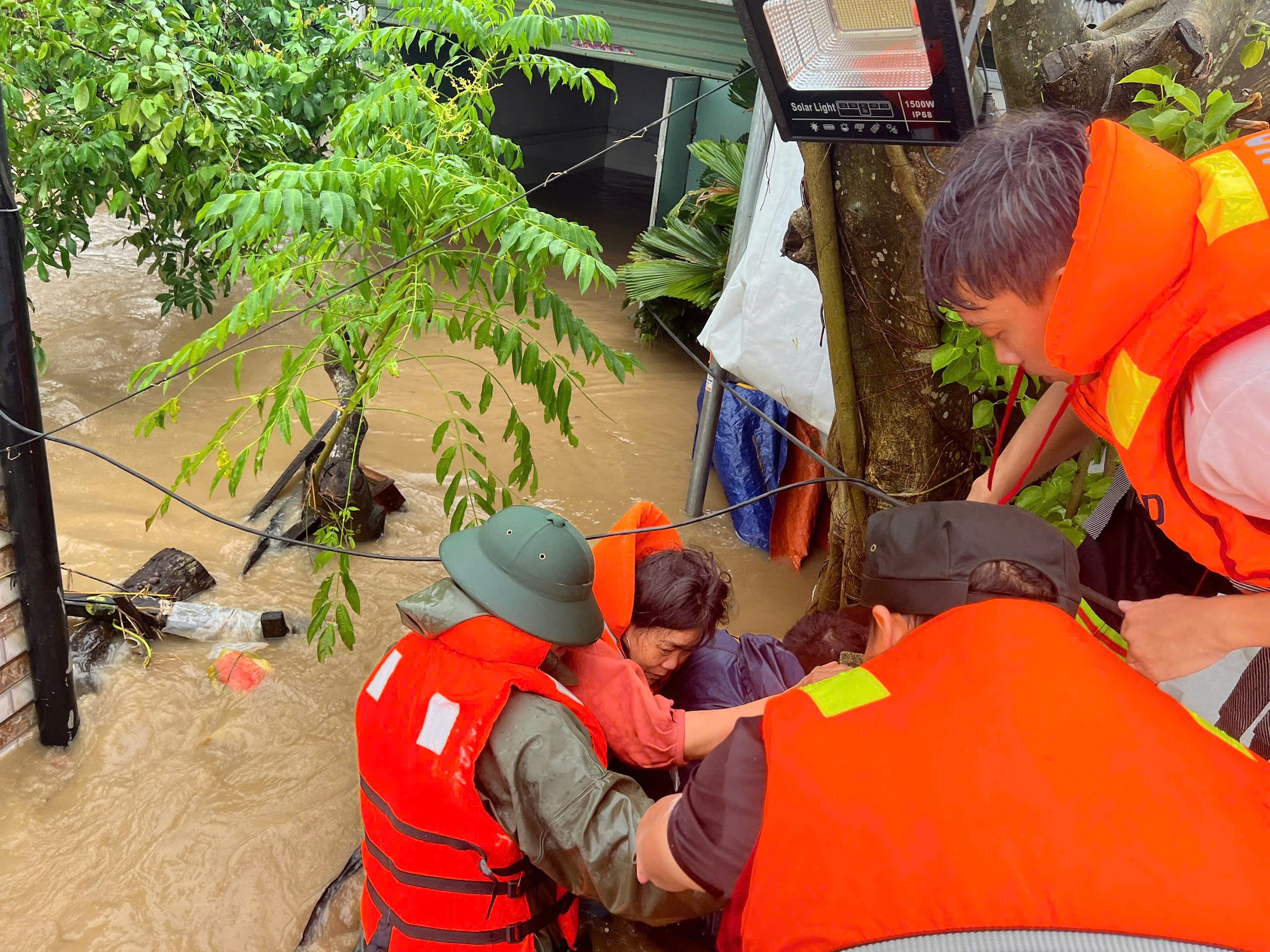 CLIP: Cận cảnh dỡ từng mái tôn, viên ngói cứu người dân trong lũ dữ- Ảnh 5.