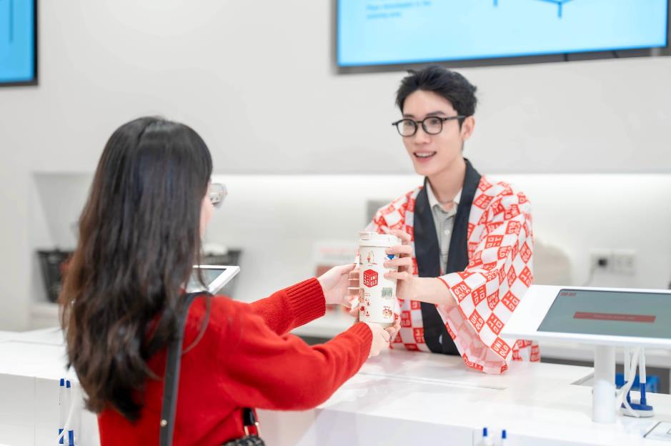 Cửa hàng UNIQLO nhuộm đỏ ưu đãi dịp cuối năm: Loạt TikToker đổ bộ, giỏ hàng không thể thiếu áo khoác chống tia UV PUFFTECH- Ảnh 8.