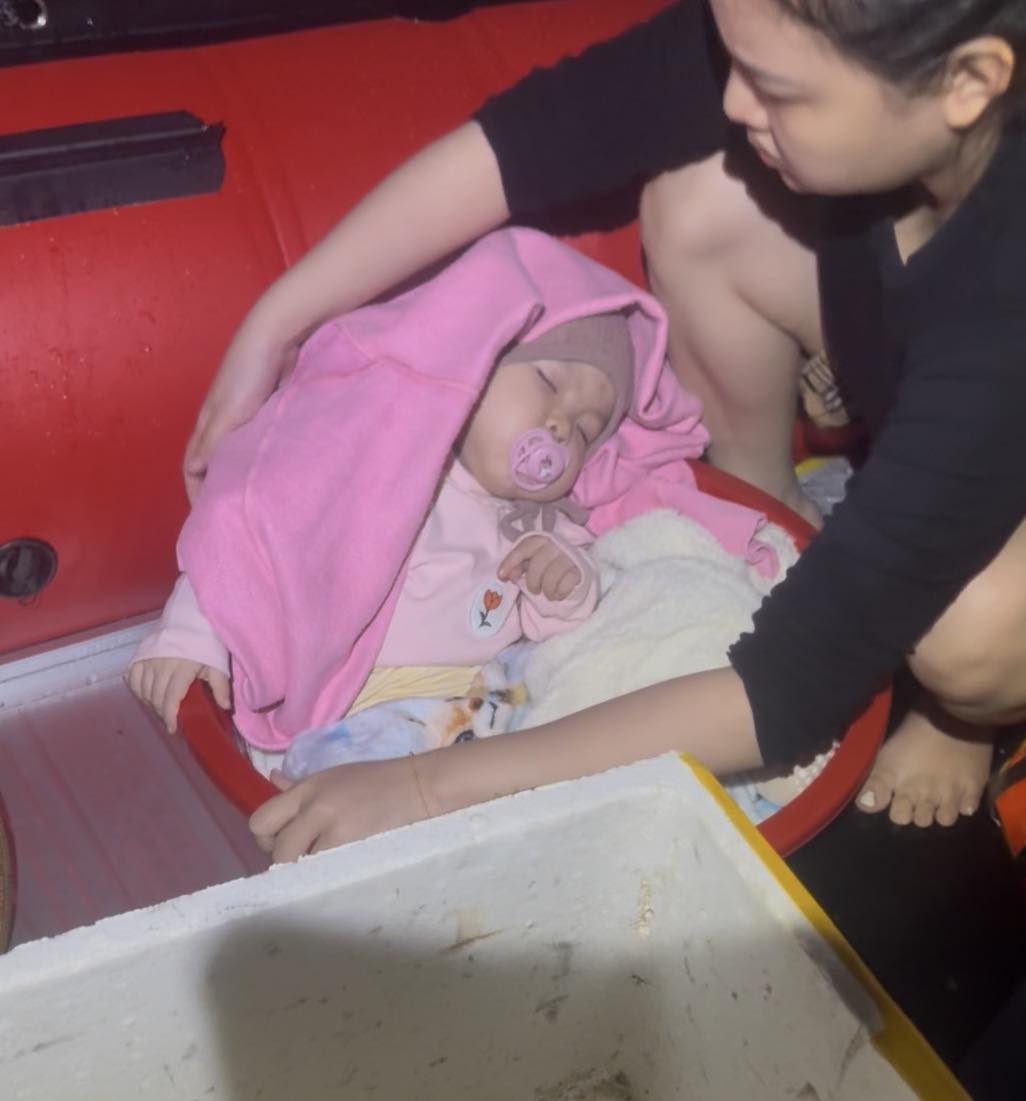 Thương lắm những em bé giữa dòng nước lũ: Có bé còn 