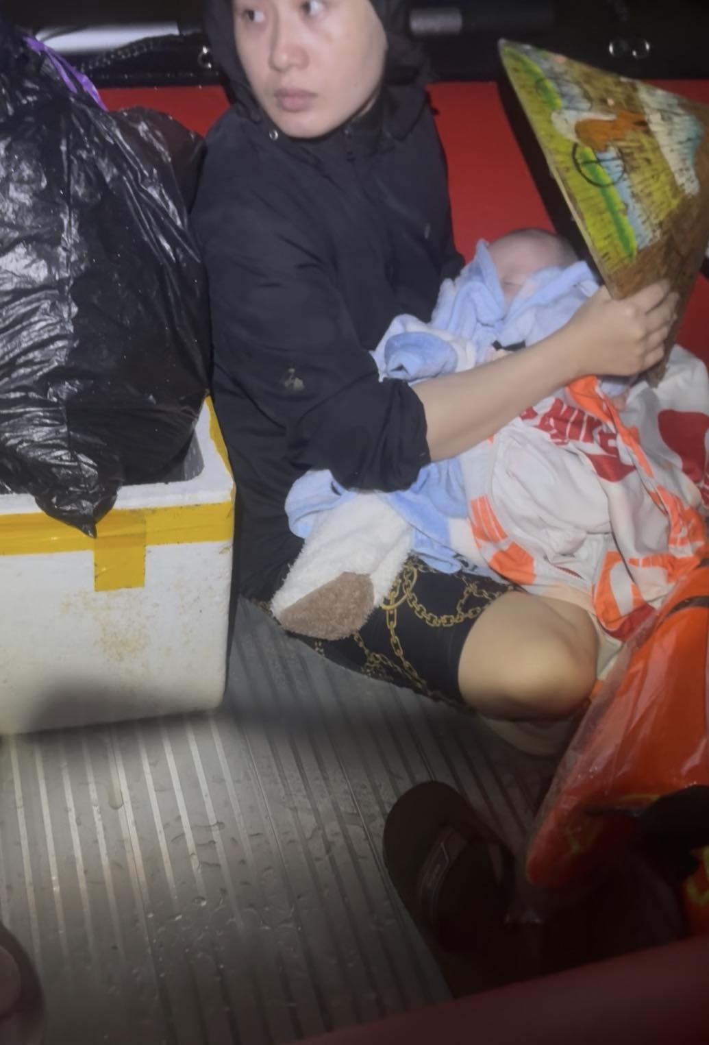 Thương lắm những em bé giữa dòng nước lũ: Có bé còn 