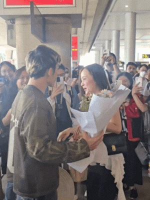 Liên Bỉnh Phát lần đầu công khai hôn bạn gái 5 năm trước hàng vạn người!- Ảnh 3.