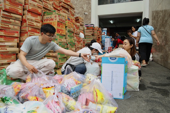 Danh sách địa điểm tiếp nhận hàng cứu trợ của TPHCM- Ảnh 1.