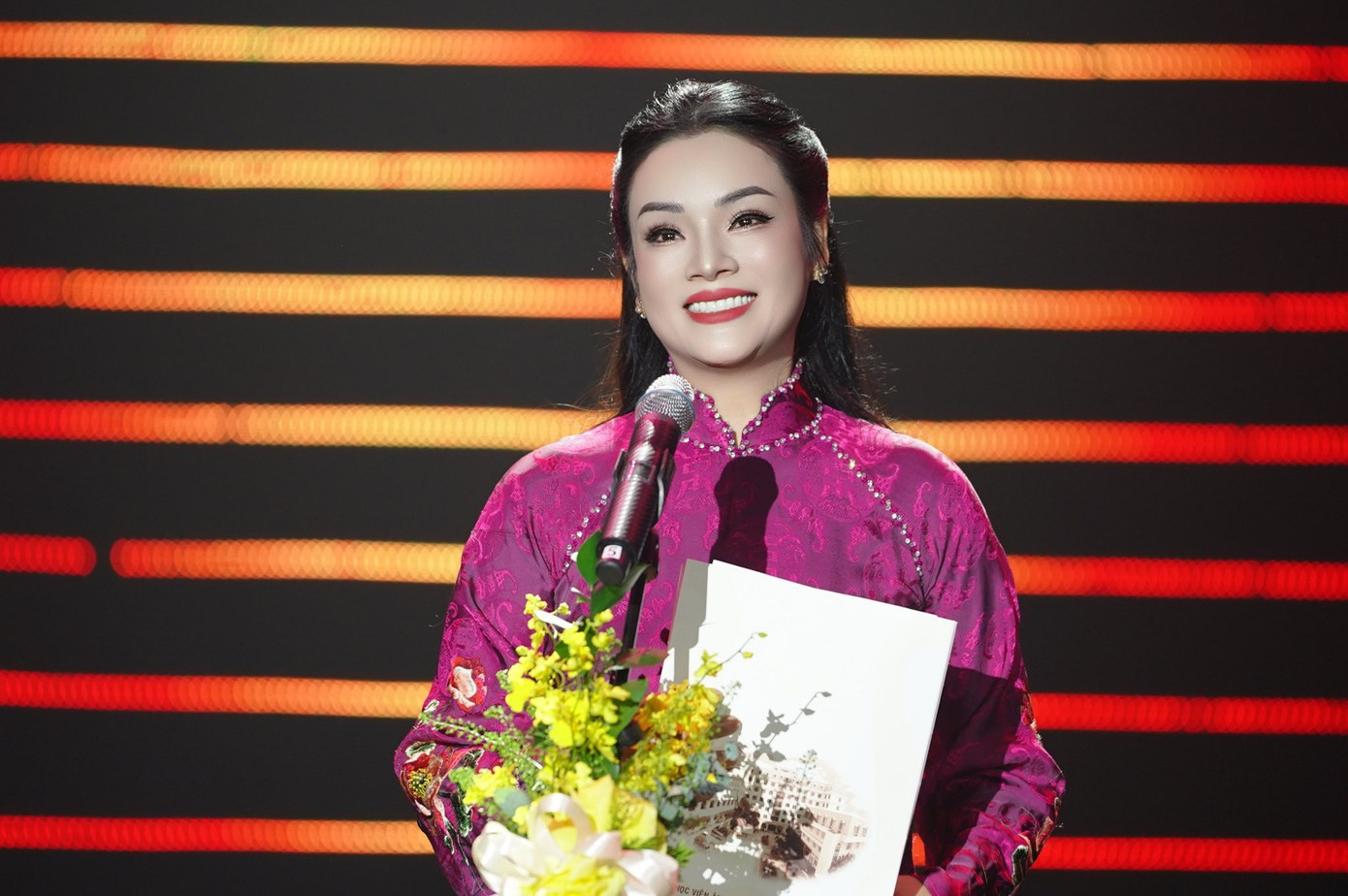 Nữ ca sĩ vừa được thành Phó Giáo sư ở tuổi 43: Hôn nhân viên mãn với chồng 2 là Viện trưởng- Ảnh 1.