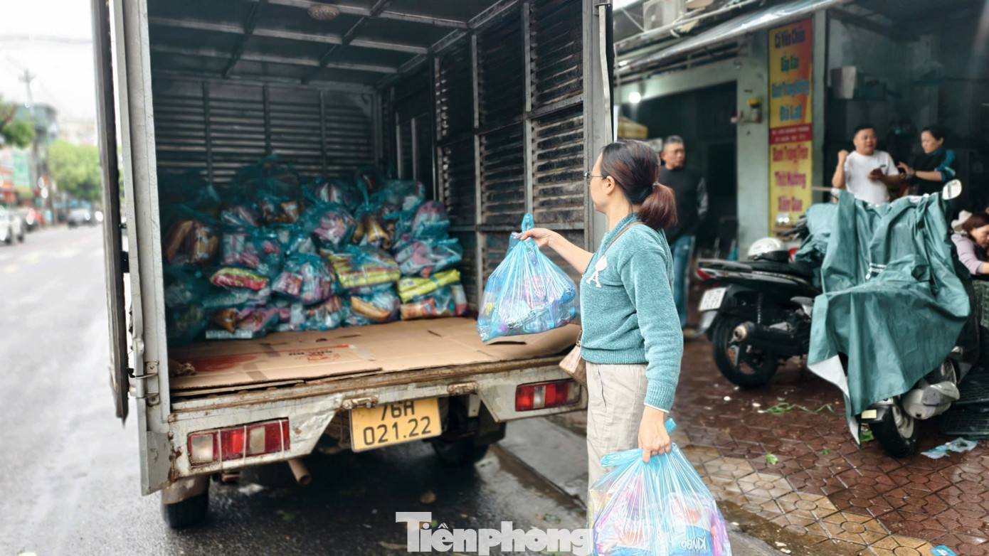 Người dân Quảng Ngãi nổi lửa sáng đêm nấu bánh chưng, soạn thực phẩm gửi vùng lũ- Ảnh 8.