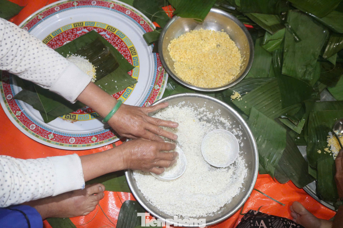 Người dân Quảng Ngãi nổi lửa sáng đêm nấu bánh chưng, soạn thực phẩm gửi vùng lũ- Ảnh 25.