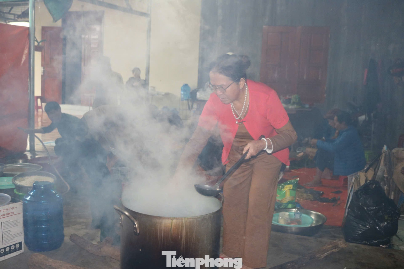 Người dân Quảng Ngãi nổi lửa sáng đêm nấu bánh chưng, soạn thực phẩm gửi vùng lũ- Ảnh 21.
