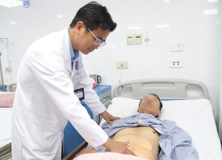 Người đàn ông uống 1,5 lít rượu mỗi ngày phải cắt toàn bộ dạ dày vì ung thư- Ảnh 1.