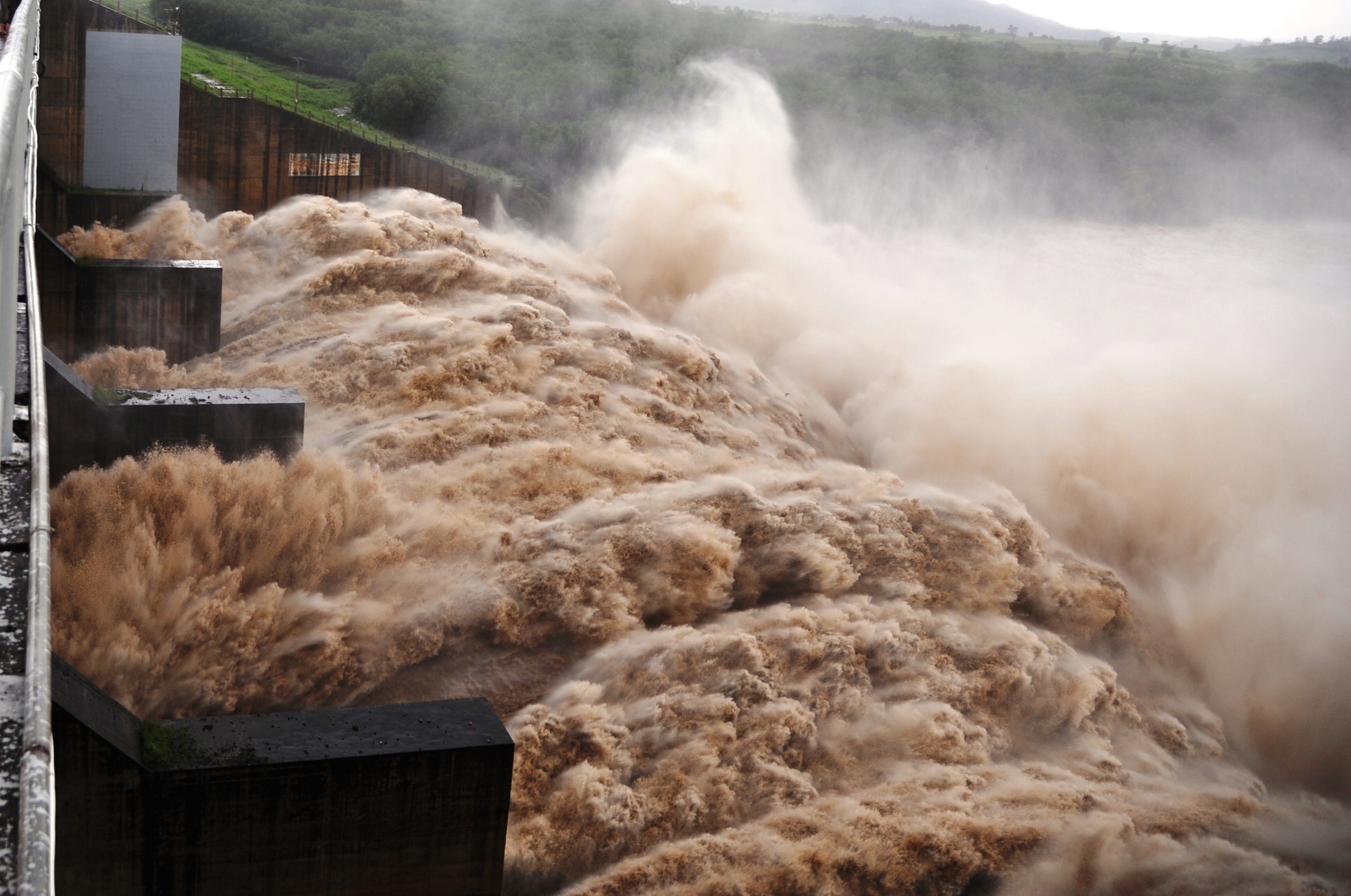 Bác bỏ thông tin lan truyền "ngôi nhà trú lũ tập thể bị sập, người chết hàng loạt"- Ảnh 1.