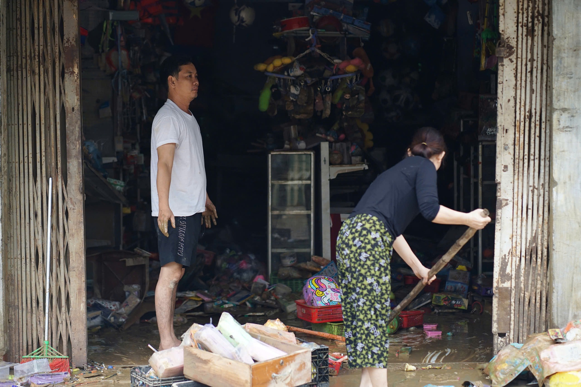 Dưới lớp bùn sau trận mưa lũ lịch sử tại Khánh Hoà- Ảnh 3. Dưới lớp bùn sau trận mưa lũ lịch sử tại Khánh Hoà- Ảnh 3.